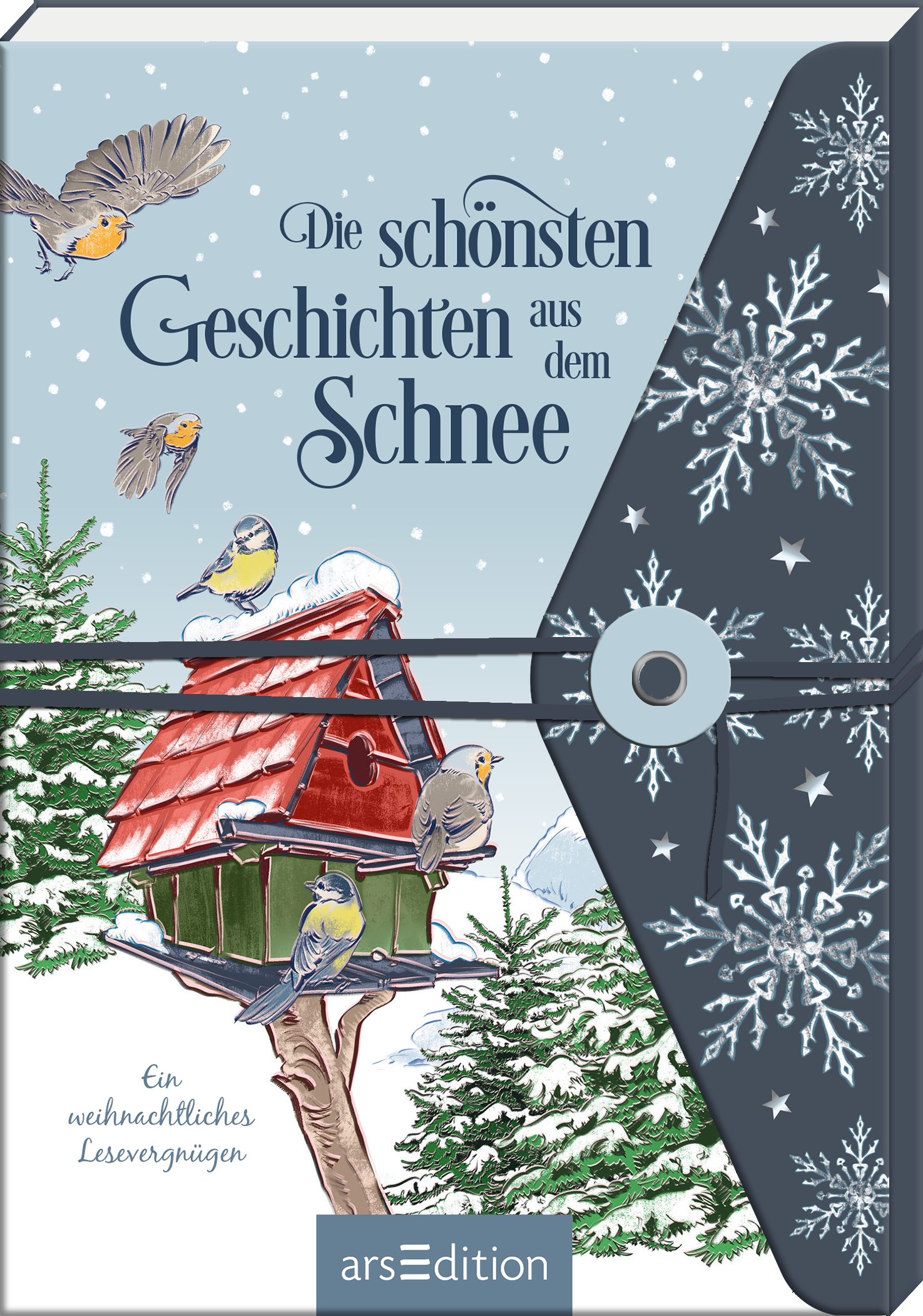 Das Buchcover „Die schönsten Geschichten aus dem Schnee“ präsentiert eine winterliche Szene mit einem blauen Hintergrund, durchzogen von zarten Schneeflocken. In der Mitte steht ein rotgedecktes Vogelhaus, umgeben von verschiedenen Vögeln, darunter Meisen. Die Schrift ist verspielt und in einer eleganten, geschwungenen Typografie gehalten. Unten links befindet sich der Text „Ein weihnachtliches Lesevergnügen“. Ganz unten mittig steht der Logoschriftzug von arsEdition.