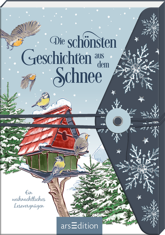 Das Buchcover „Die schönsten Geschichten aus dem Schnee“ präsentiert eine winterliche Szene mit einem blauen Hintergrund, durchzogen von zarten Schneeflocken. In der Mitte steht ein rotgedecktes Vogelhaus, umgeben von verschiedenen Vögeln, darunter Meisen. Die Schrift ist verspielt und in einer eleganten, geschwungenen Typografie gehalten. Unten links befindet sich der Text „Ein weihnachtliches Lesevergnügen“. Ganz unten mittig steht der Logoschriftzug von arsEdition.