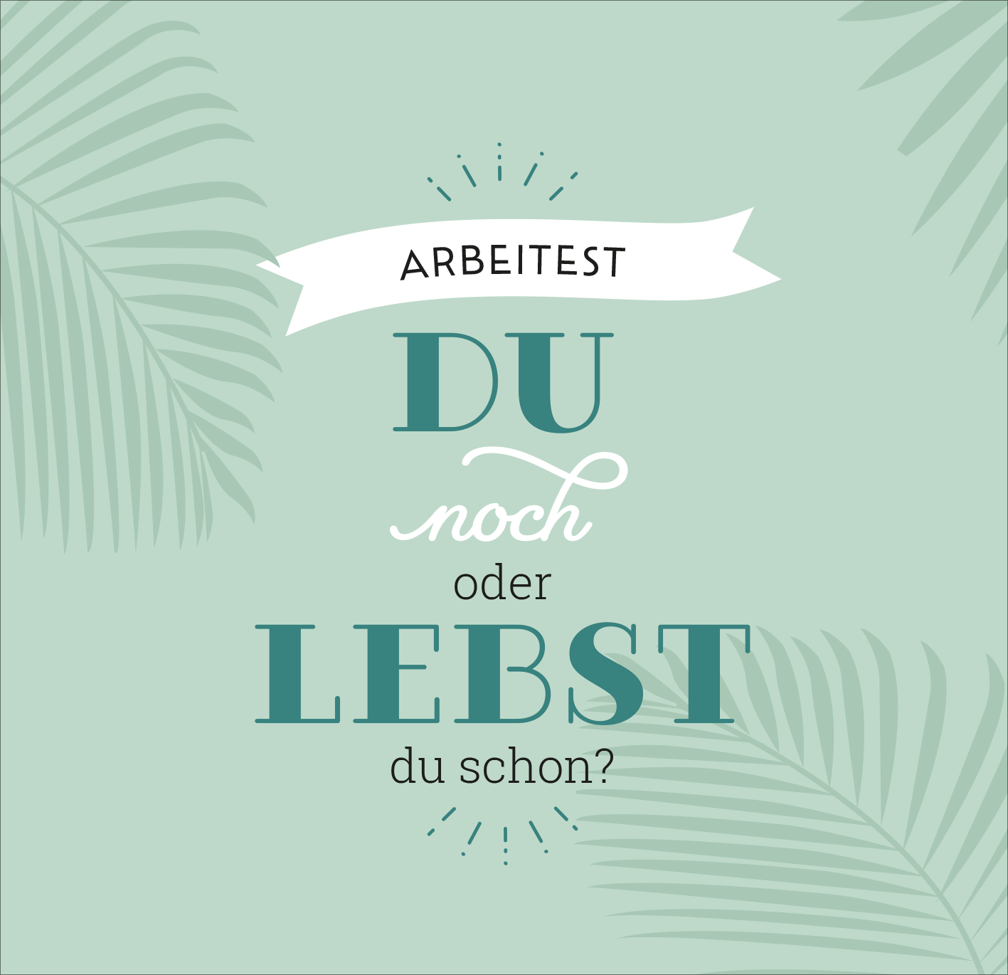 Gezeigt wird eine Innen- oder Zusatzansicht von „Hallo Ruhestand“. Der Hintergrund ist in einem sanften Mintgrün gehalten, das an Entspannung erinnert. In der Mitte steht in großen, modernen Buchstaben „LEBST“ in kräftigem Dunkelblau, während „ARBEITEST“ in einer schmalen Schriftform nach oben schwebt. „DU noch“ wird in einer eleganten, geschwungenen Schriftart dargestellt. Dekorative Palmblätter umrahmen das Layout und verleihen dem Bild eine tropische Note.