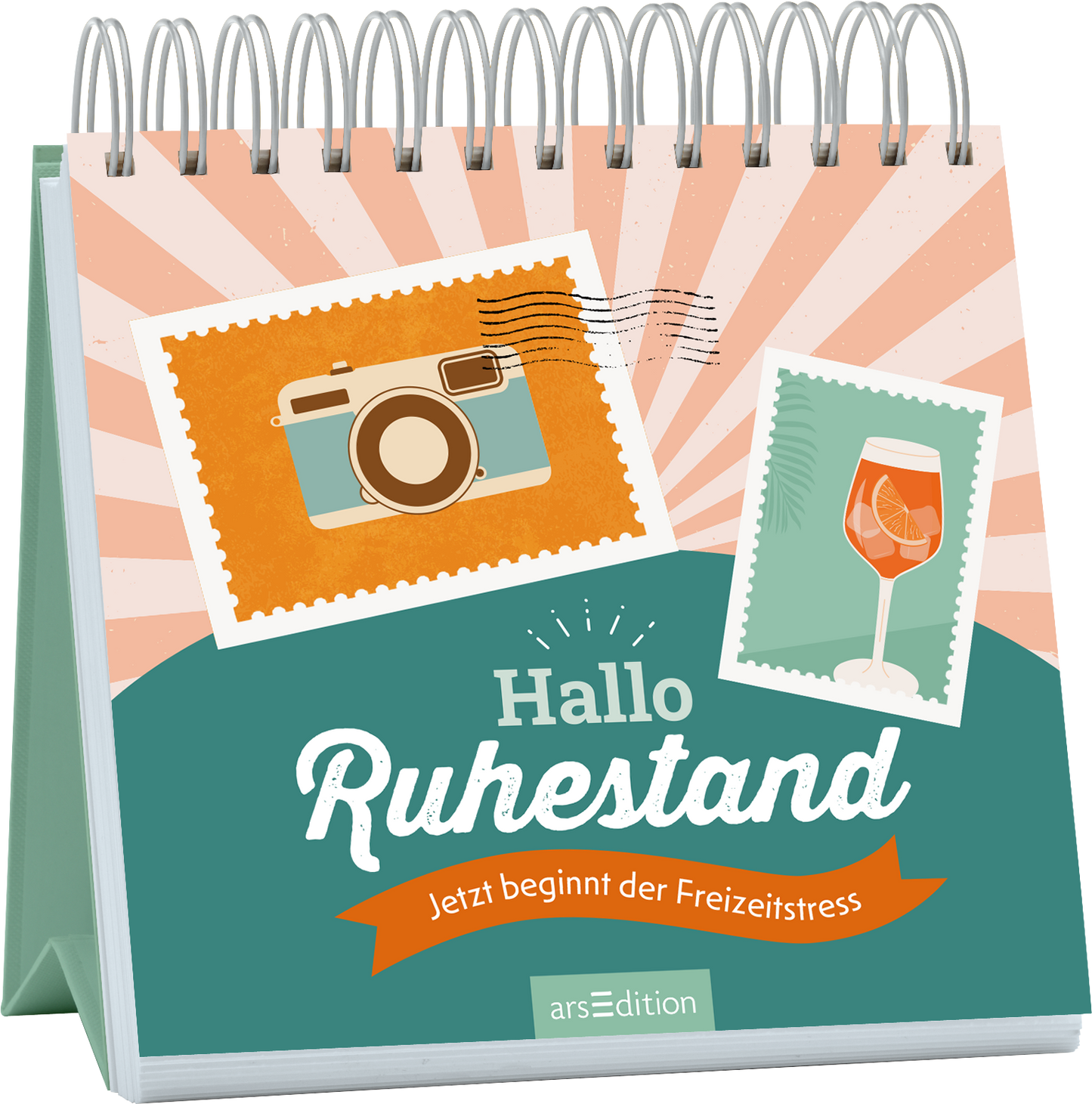 Das Cover zeigt eine spiralgebundene Gestaltung mit einer hellen, strahlend orangefarbenen Hintergrundfarbe. Darauf sind zwei Postkarten mit einem Fotoapparat und einem Gläsermotiv platziert. In der Mitte steht in verspielter Schrift „Hallo Ruhestand“ in Weiß, darunter der Satz „Jetzt beginnt der Freizeitstress“ in orangefarbener Schrift. Die gesamte Atmosphäre ist fröhlich und einladend, passend zum Thema Ruhestand. Ganz unten mittig steht der Logoschriftzug von arsEdition.