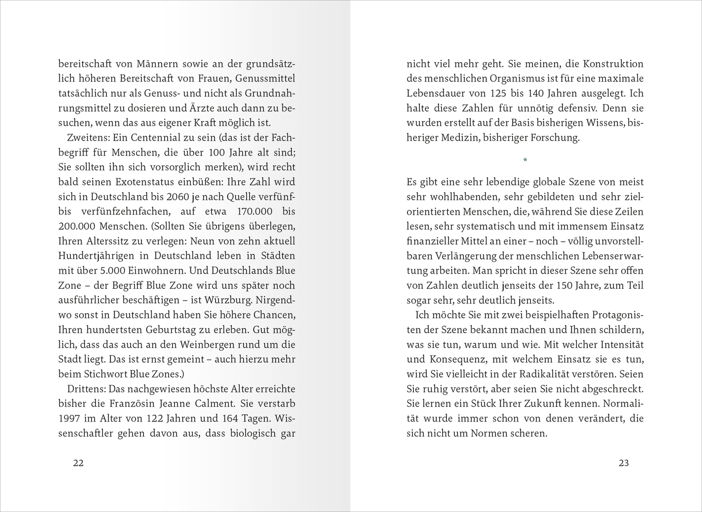 Gezeigt wird eine Innen- oder Zusatzansicht von „Endlich 7 Tage Wochenende“. Die Seiten zeigen einen klar strukturierten Text mit einer gut lesbaren Serifenschrift in Schwarz auf hellem Hintergrund. Der Text ist in Absätze gegliedert, die durch ausreichenden Zeilenabstand eine angenehme Lesbarkeit bieten. Auf der linken Seite sind mehrere Absätze zu sehen, während die rechte Seite mit laufendem Text fortsetzt. Die typografische Gestaltung ist schlicht und funktional, was die...