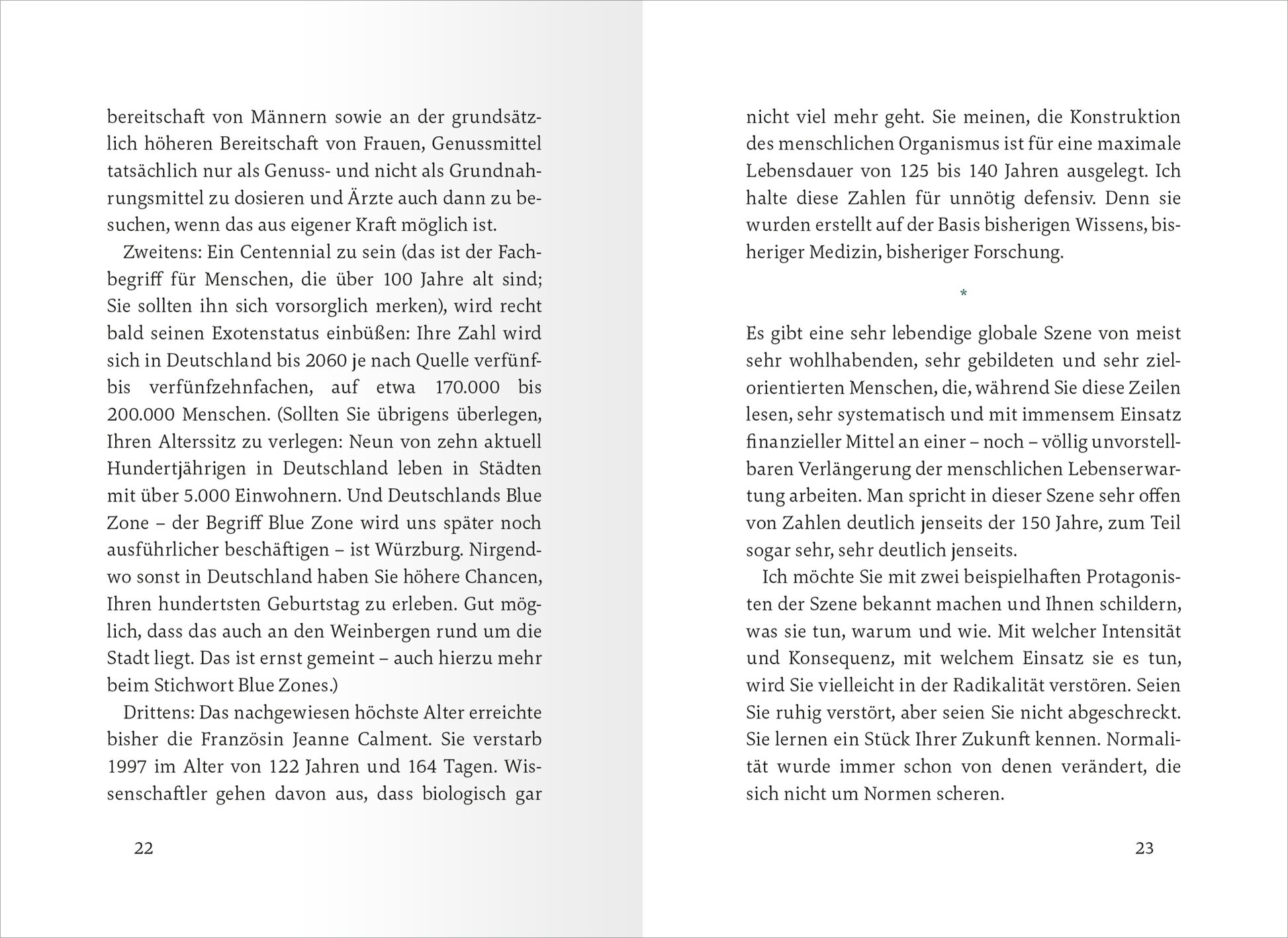Gezeigt wird eine Innen- oder Zusatzansicht von „Endlich 7 Tage Wochenende“. Die Seiten zeigen einen klar strukturierten Text mit einer gut lesbaren Serifenschrift in Schwarz auf hellem Hintergrund. Der Text ist in Absätze gegliedert, die durch ausreichenden Zeilenabstand eine angenehme Lesbarkeit bieten. Auf der linken Seite sind mehrere Absätze zu sehen, während die rechte Seite mit laufendem Text fortsetzt. Die typografische Gestaltung ist schlicht und funktional, was die...