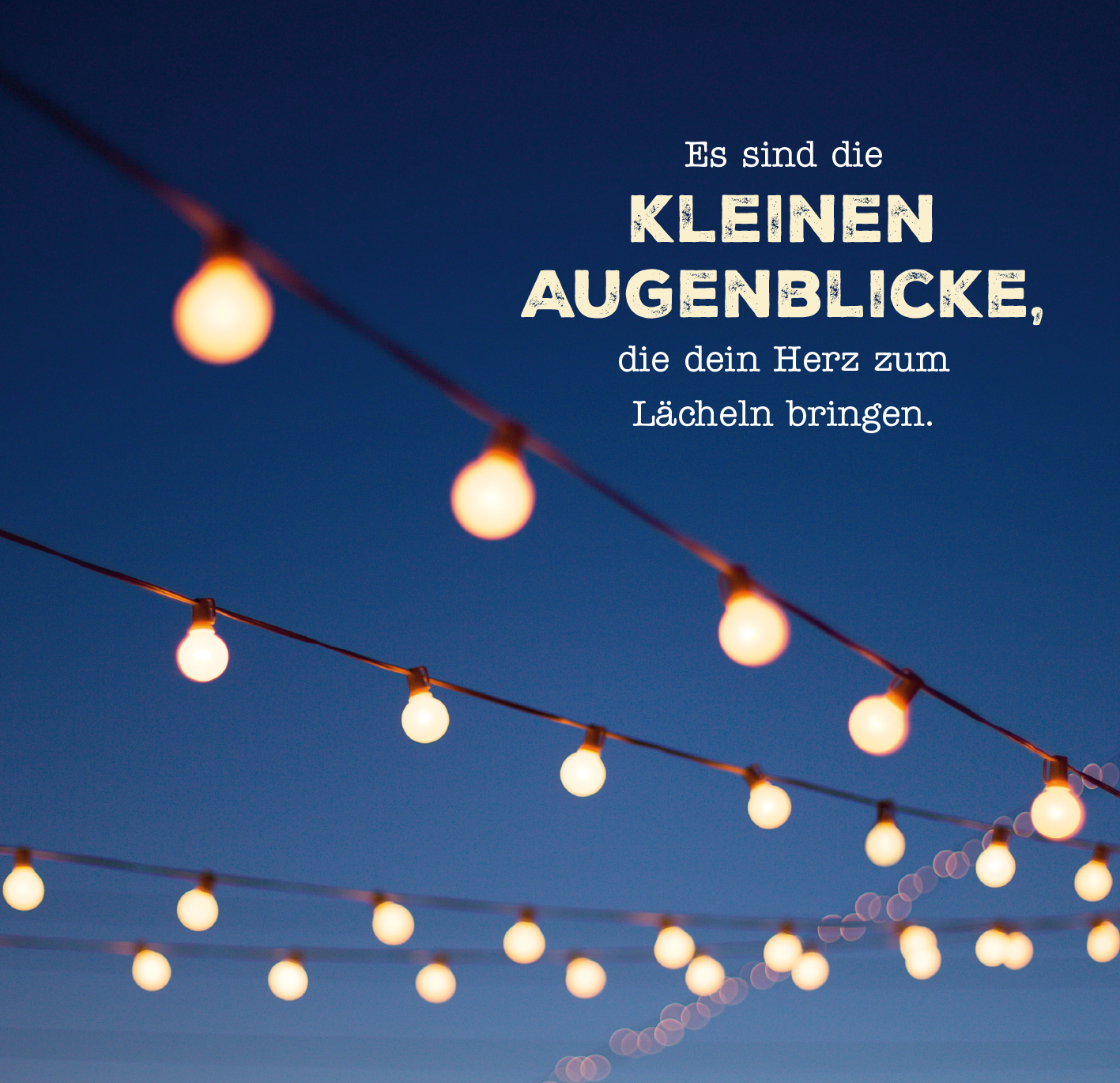 Gezeigt wird eine Innen- oder Zusatzansicht von „Auf die Plätze, glücklich, los!“. Im Vordergrund strahlen zahlreiche warme Lichter über einem tiefblauen Himmel. Die zentrale Botschaft in großer, auffälliger Schrift lautet: „Es sind die KLEINEN AUGENBLICKE“, ergänzt durch einen sanften, einladenden Satz: „die dein Herz zum Lächeln bringen.“ Die Schrift kombiniert klare, kräftige Typografie mit einer freundlichen, handschriftlichen Note, die die positive Stimmung des Designs...