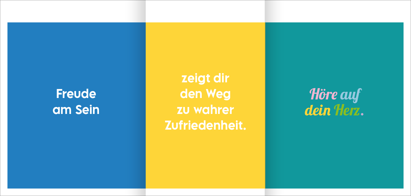 Gezeigt wird eine Innen- oder Zusatzansicht von „Glückslotterie“. Die Ansicht besteht aus drei vertikalen Abschnitten in leuchtenden Farben: blau, gelb und grün. In der blauen Fläche steht der Text „Freude am Sein“ in weißer Schrift. Die gelbe Fläche enthält die Aussage „zeigt dir den Weg zu wahrer Zufriedenheit“ ebenfalls in weißer Typografie. Im grünen Abschnitt steht „Höre auf dein Herz“ in einer verspielten Schriftart, die durch die Verwendung von lila und gelbem...