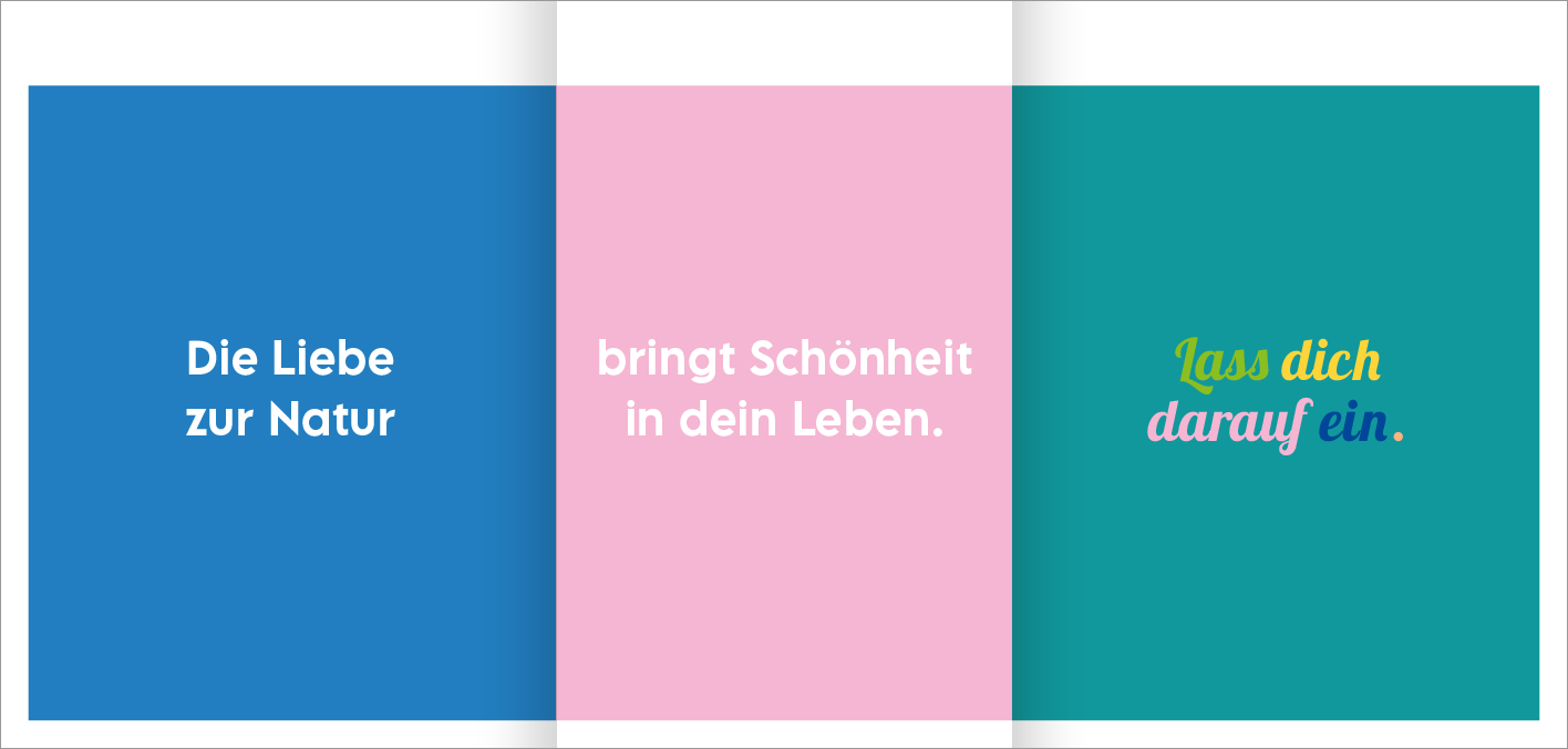 Gezeigt wird eine Innen- oder Zusatzansicht von „Glückslotterie“. Die Ansicht setzt sich aus drei vertikalen Feldern zusammen, die in verschiedenen Farben gehalten sind: links ein kräftiges Blau, in der Mitte ein sanftes Rosa und rechts ein lebhaftes Grün. Die Texte sind in kontrastierender weißer und bunter Schrift gestaltet. Die Botschaften fördern die Liebe zur Natur und das Erleben von Schönheit, während der letzte Satz einladend in einer betonten, bunten Schrift gestaltet ist.