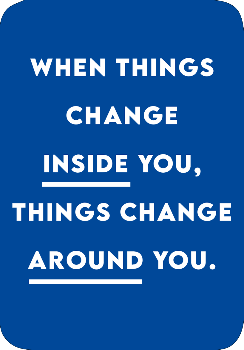 Gezeigt wird eine Innen- oder Zusatzansicht von „Positive Psychologie“. Der Hintergrund ist in einem kräftigen Blau gehalten. In großer, fetter typografischer Schrift steht der Text „WHEN THINGS CHANGE INSIDE YOU, THINGS CHANGE AROUND YOU.“ in Weiß. Der Satz ist in klare Abschnitte unterteilt, wobei „INSIDE YOU“ besonders hervorgehoben wird. Die Typografie vermittelt eine positive und inspirierende Botschaft, die zum Nachdenken anregt.