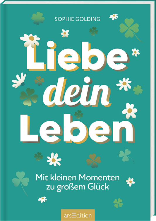 Der Buchcover-Hintergrund ist in einem sanften Türkis gehalten und wird von weißen sowie hellgrünen Blüten und Kleeblättern geschmückt, die eine fröhliche Atmosphäre schaffen. Der Titel „Liebe dein Leben“ ist in einer groben, weißen Schriftart gestaltet, wobei das Wort „Leben“ eine schattierte, hellgoldene Akzentuierung aufweist. Auffällig ist die Unterzeile „Mit kleinen Momenten zu großem Glück“ in einer eleganten Schrift, die dem Cover zusätzliche Tiefe verleiht. Ganz...