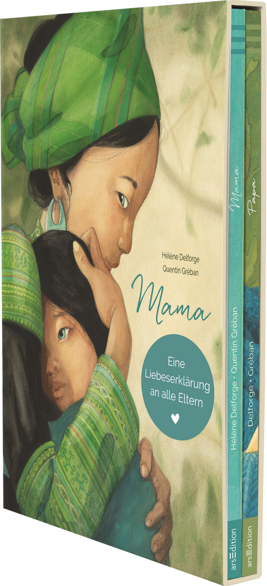 Die 3D Ansicht zeigt den „Geschenk-Schuber MAMA und PAPA“. Der Schuber beinhaltet die Titel „Mama“ und „Papa“. Die Illustration zeigt eine Mutter, die ihr Kind umarmt. Ein roter Button enthält die Inschrift „Eine Liebeserklärung an alle Eltern“. Der Titel und die Autorinnen Name, sowie der Illustratoren Name stehen am rechten Rand. Man erkennt die Rücken der beiden im Schuber enthaltenen Bände.