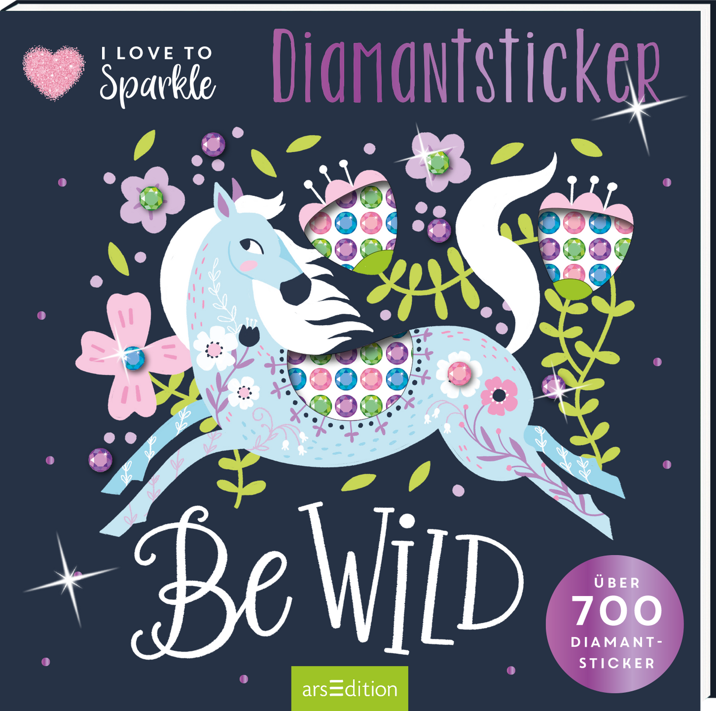 Auf einem tiefblauen Hintergrund springt ein verspieltes, hellblaues Pferd mit einem prächtigen, geschwungenen Schweif. Es ist mit glitzernden Stickern und floralen Motiven geschmückt. Oben steht in verschnörkelter Schrift „I Love to Sparkle“ und darunter in größerer, frecher Schrift „Be WILD“. Rechts ist der Text „Über 700 Diamant-Sticker“ abgedruckt. Der Cover vermittelt ein Gefühl von Abenteuer und Kreativität. Ganz unten mittig steht der Logoschriftzug von arsEdition.