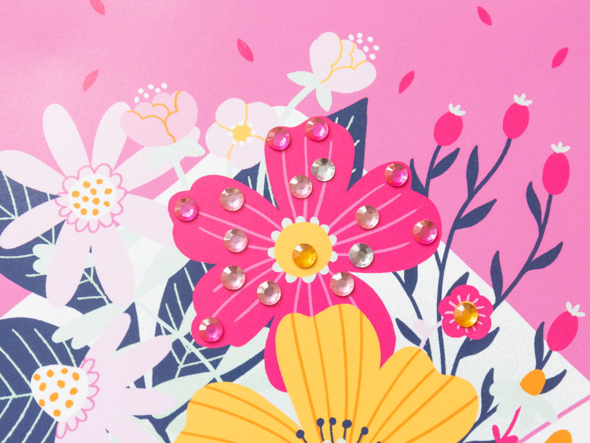 Gezeigt wird eine Innen- oder Zusatzansicht von „I Love to Sparkle – Flower-Power“. Die Illustration präsentiert eine Vielzahl bunter Blumen auf einem zarten pinken Hintergrund. Dominierende Farben sind Rosa, Gelb und Weiß, während filigrane, dunkelgrüne Blätter kontrastieren. Die Typografie ist verspielt und kindgerecht, ideal für die Zielgruppe. Glitzersteine setzen zusätzliche Akzente und fördern die visuelle Attraktivität des Designs.