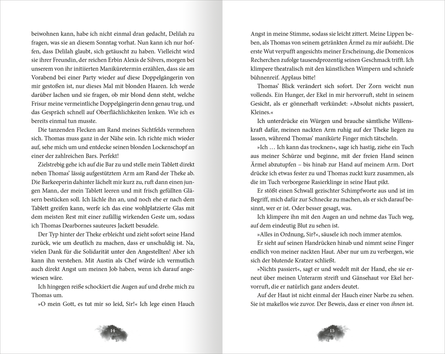 Gezeigt wird eine Innen- oder Zusatzansicht von „My Darkest Revenge“. Die Seiten sind in einem klassischen Layout mit zwei Spalten gestaltet, wobei die Schrift in einer gut lesbaren serifenlosen Typografie gehalten ist. Das Textbild ist hell auf einem weißen Hintergrund, wodurch der Kontrast gut zur Geltung kommt. Dezente Illustrationen in Form von grafischen Elementen am Seitenrand ergänzen das visuelle Erscheinungsbild, während die allgemeine Farbpalette in sanften Grau- und...