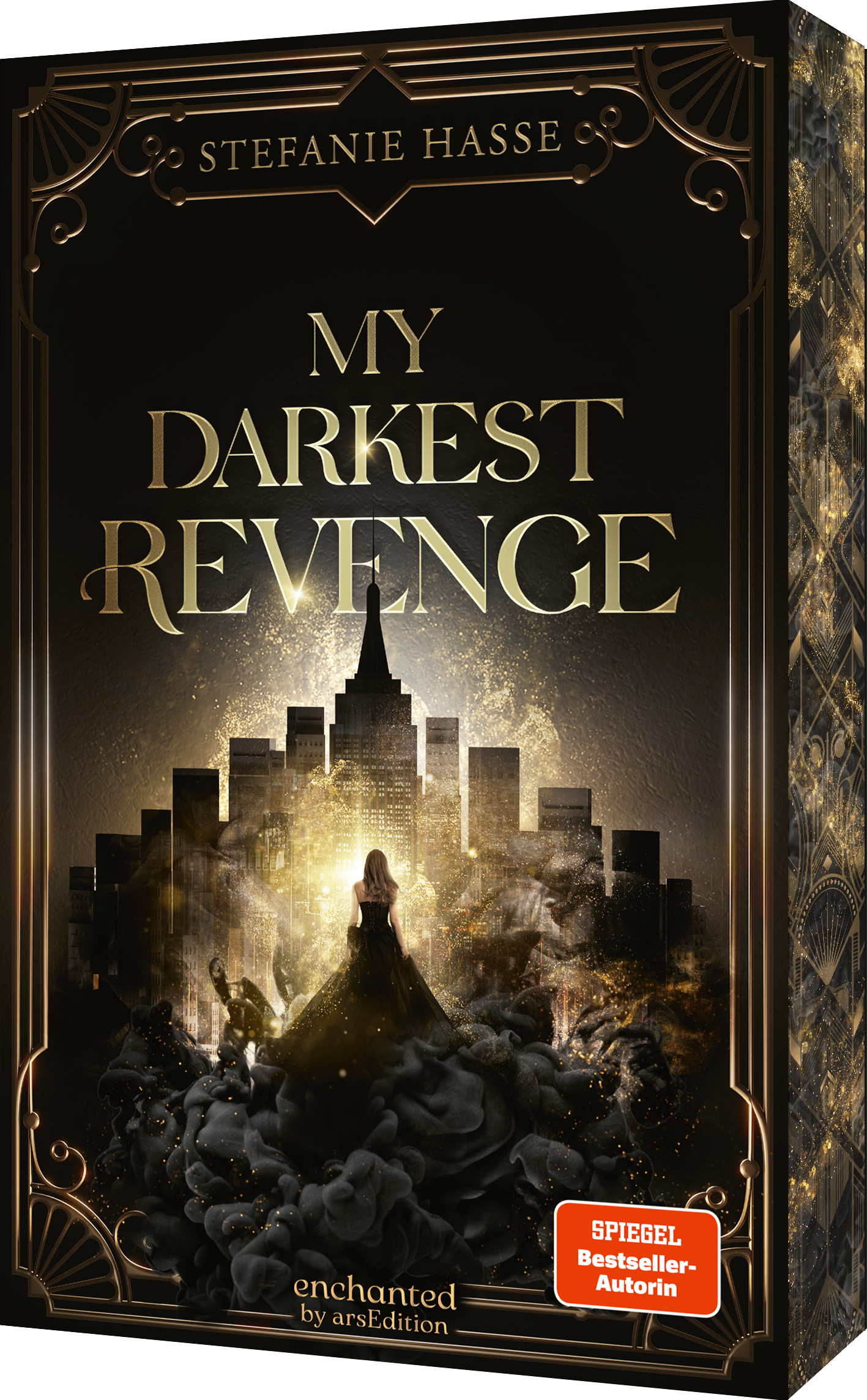 Das Buchcover zeigt eine reizvolle, dunkle Stadtlandschaft im Hintergrund, umgeben von nebligen, goldenen Effekten. Zentral ist eine Frau in einem eleganten, schwarzen Kleid, die mit dem Rücken zum Betrachter steht. Der Titel „MY DARKEST REVENGE“ ist in großem, goldenen Buchstaben mittig platziert, während der Name der Autorin, Stefanie Hasse, darüber zu sehen ist. Ganz unten rechts befindet sich ein roter Button mit dem Text „SPIEGEL-Bestseller“. Ganz unten mittig steht der...