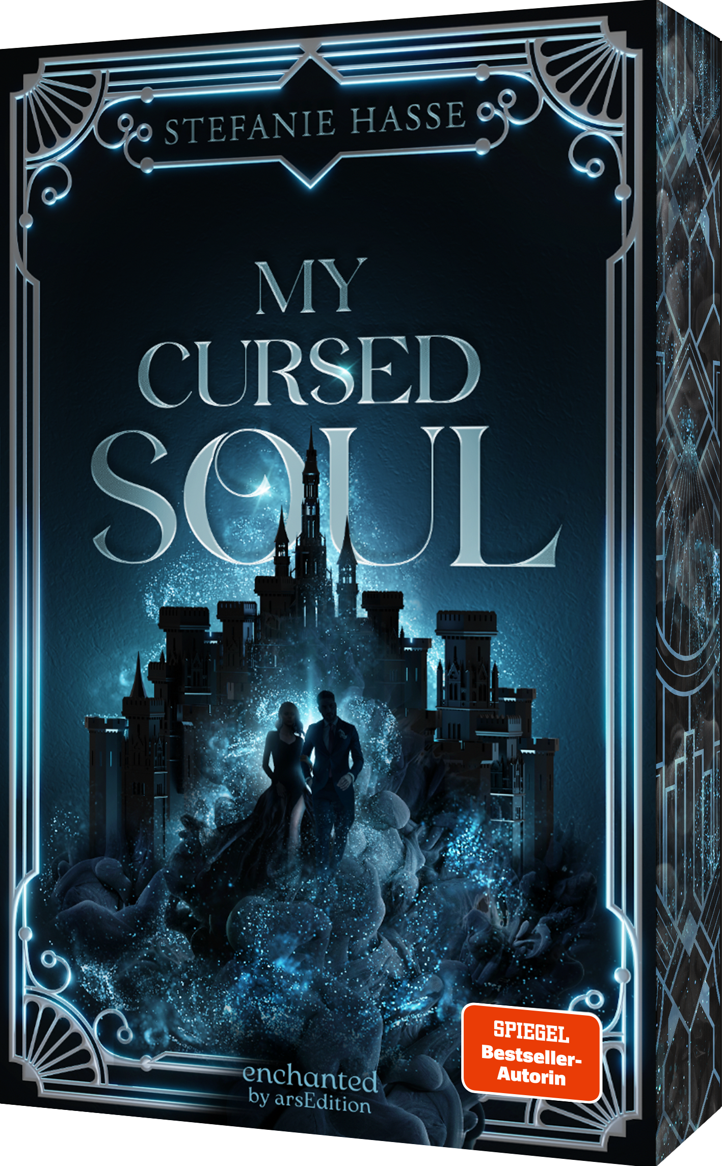 Das Cover ist dunkelblau bis schwarz. Mittig steht der Titel „MY CURSED SOUL“ in einer silbernen Schrift. Darüber steht der Name der Autorin Stefanie Hasse. In der Mitte ist ein Paar vor der Silhouette einer Stadt, umgeben von leuchtendem Nebel und funkelnden Partikeln, abgebildet. Unten rechts ist ein orangener Button mit dem Text „SPIEGEL Bestseller-Autorin“ platziert. Ganz unten mittig steht der Logoschriftzug von enchanted by arsEdition.
