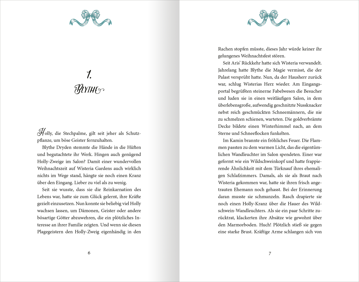 Gezeigt wird eine Innen- oder Zusatzansicht von „Holly – Eine Belladonna-Novelle“. Auf der linken Seite beginnt das Kapitel mit einer großen, geschwungenen Überschrift in eleganter Schrift, die in Türkis gehalten ist. Der Text ist in gut lesbarer, schwarzer Schrift gedruckt.