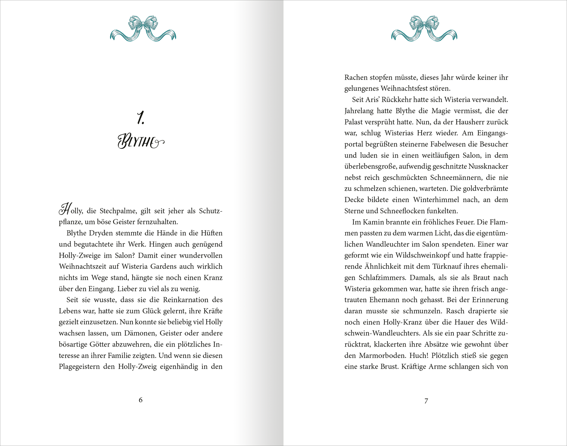 Gezeigt wird eine Innen- oder Zusatzansicht von „Holly – Eine Belladonna-Novelle“. Auf der linken Seite beginnt das Kapitel mit einer großen, geschwungenen Überschrift in eleganter Schrift, die in Türkis gehalten ist. Der Text ist in gut lesbarer, schwarzer Schrift gedruckt.