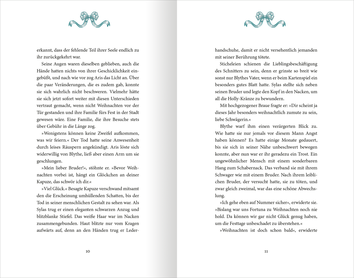 Gezeigt wird eine Innen- oder Zusatzansicht von „Holly – Eine Belladonna-Novelle“. Die Doppelseite präsentiert einen klaren, gut lesbaren Text in einer eleganten Serifenschrift. Der Hintergrund ist in sanften Weißtönen gehalten, während die Seitenränder mit einem zarten, floralen Ornament in einem sanften Türkis dekoriert sind. Die Seitenzahlen sind am unteren Rand platziert. Der gesamte Layoutstil strahlt eine angenehme Lesbarkeit und ansprechende Ästhetik aus.