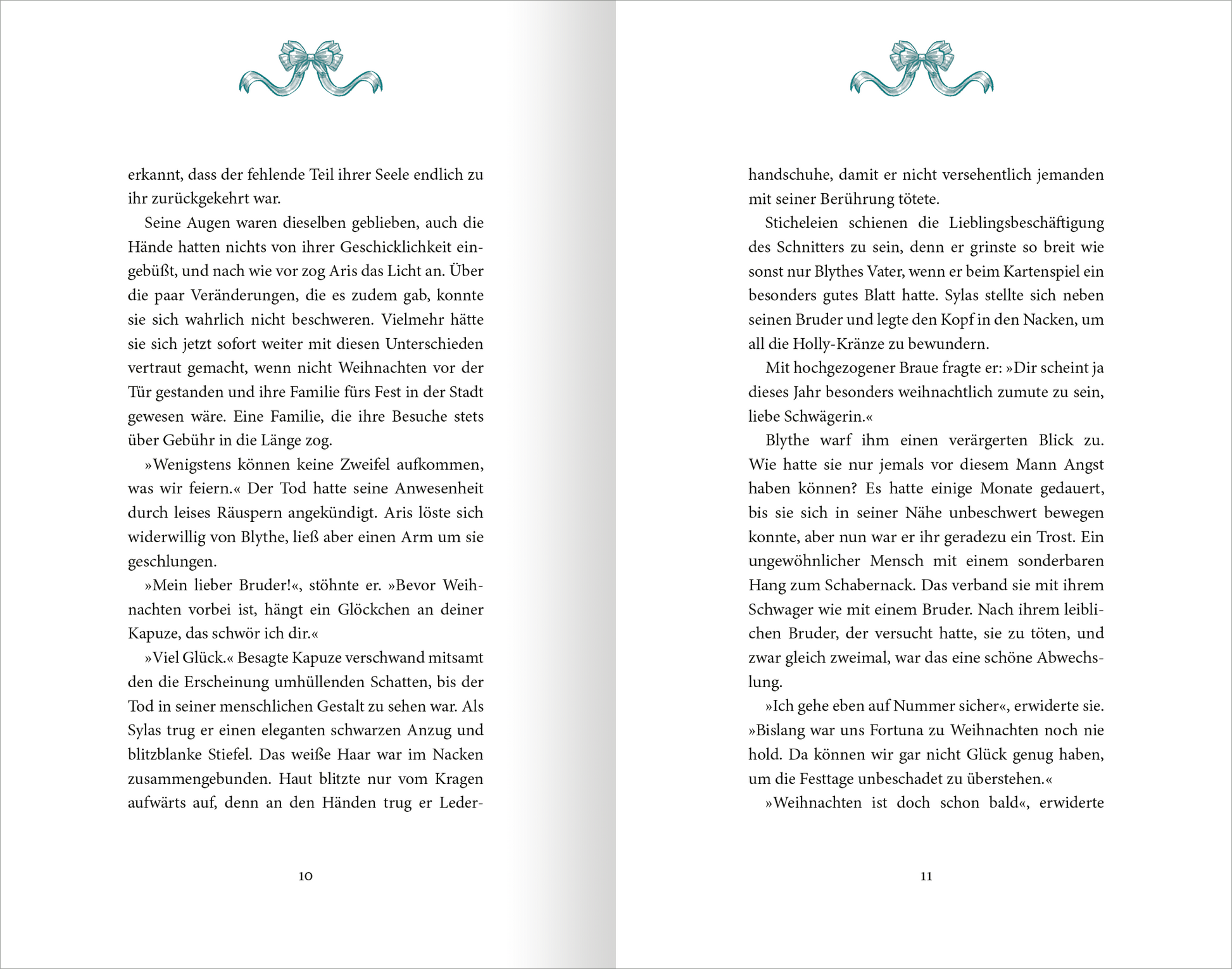 Gezeigt wird eine Innen- oder Zusatzansicht von „Holly – Eine Belladonna-Novelle“. Die Doppelseite präsentiert einen klaren, gut lesbaren Text in einer eleganten Serifenschrift. Der Hintergrund ist in sanften Weißtönen gehalten, während die Seitenränder mit einem zarten, floralen Ornament in einem sanften Türkis dekoriert sind. Die Seitenzahlen sind am unteren Rand platziert. Der gesamte Layoutstil strahlt eine angenehme Lesbarkeit und ansprechende Ästhetik aus.