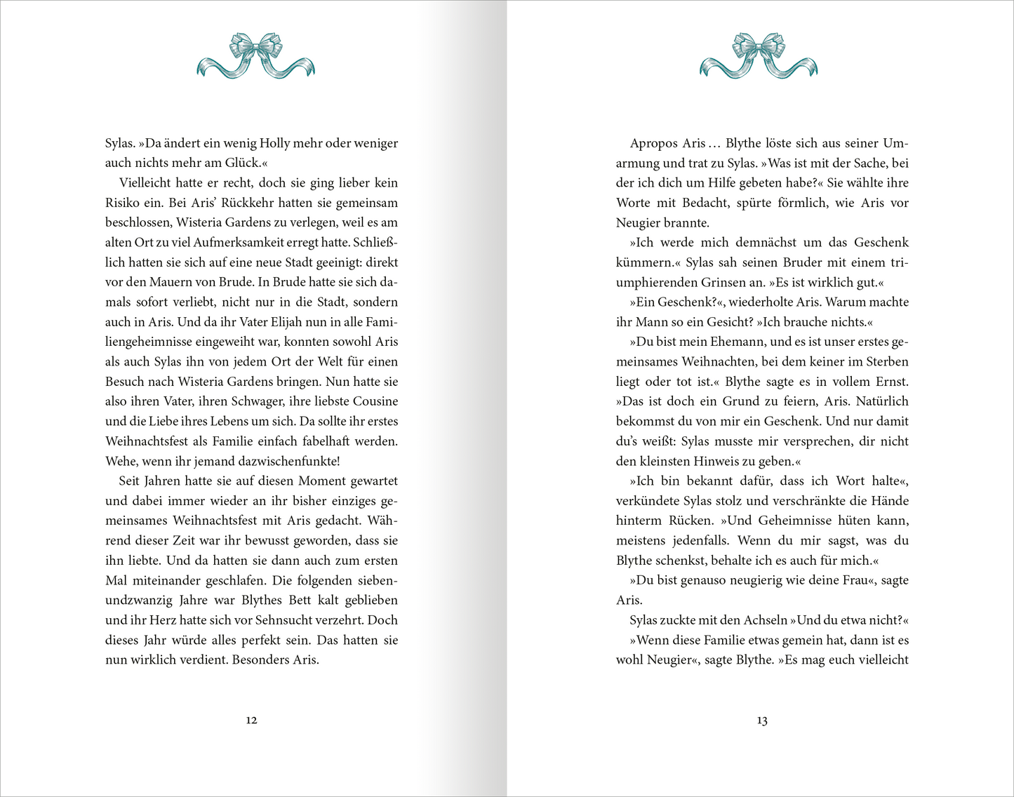 Gezeigt wird eine Innen- oder Zusatzansicht von „Holly – Eine Belladonna-Novelle“. Die Doppelseite präsentiert einen klaren, gut lesbaren Text in einer eleganten Serifenschrift. Der Hintergrund ist in sanften Weißtönen gehalten, während die Seitenränder mit einem zarten, floralen Ornament in einem sanften Türkis dekoriert sind. Die Seitenzahlen sind am unteren Rand platziert. Der gesamte Layoutstil strahlt eine angenehme Lesbarkeit und ansprechende Ästhetik aus.