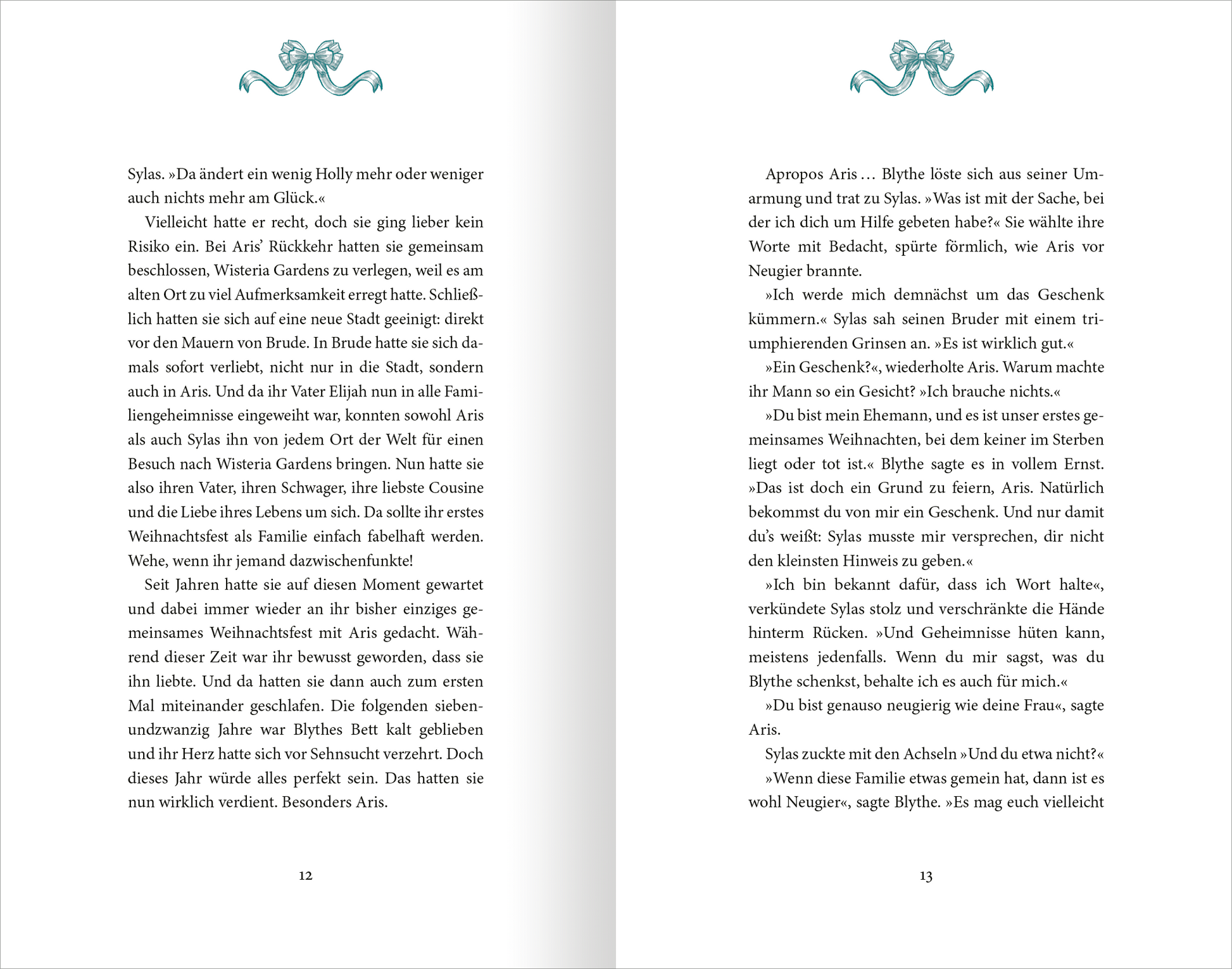 Gezeigt wird eine Innen- oder Zusatzansicht von „Holly – Eine Belladonna-Novelle“. Die Doppelseite präsentiert einen klaren, gut lesbaren Text in einer eleganten Serifenschrift. Der Hintergrund ist in sanften Weißtönen gehalten, während die Seitenränder mit einem zarten, floralen Ornament in einem sanften Türkis dekoriert sind. Die Seitenzahlen sind am unteren Rand platziert. Der gesamte Layoutstil strahlt eine angenehme Lesbarkeit und ansprechende Ästhetik aus.