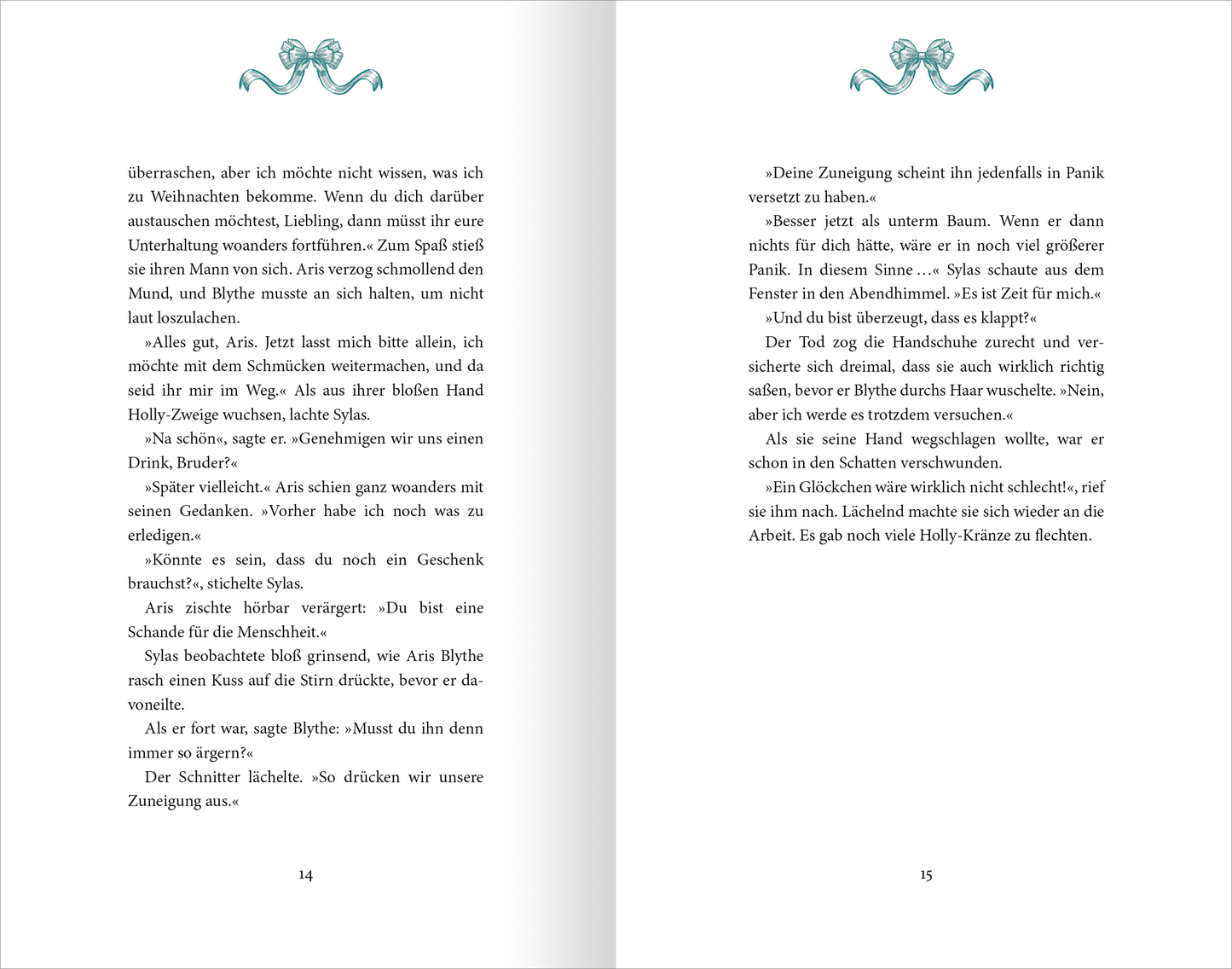 Gezeigt wird eine Innen- oder Zusatzansicht von „Holly – Eine Belladonna-Novelle“. Die Doppelseite präsentiert einen klaren, gut lesbaren Text in einer eleganten Serifenschrift. Der Hintergrund ist in sanften Weißtönen gehalten, während die Seitenränder mit einem zarten, floralen Ornament in einem sanften Türkis dekoriert sind. Die Seitenzahlen sind am unteren Rand platziert. Der gesamte Layoutstil strahlt eine angenehme Lesbarkeit und ansprechende Ästhetik aus.