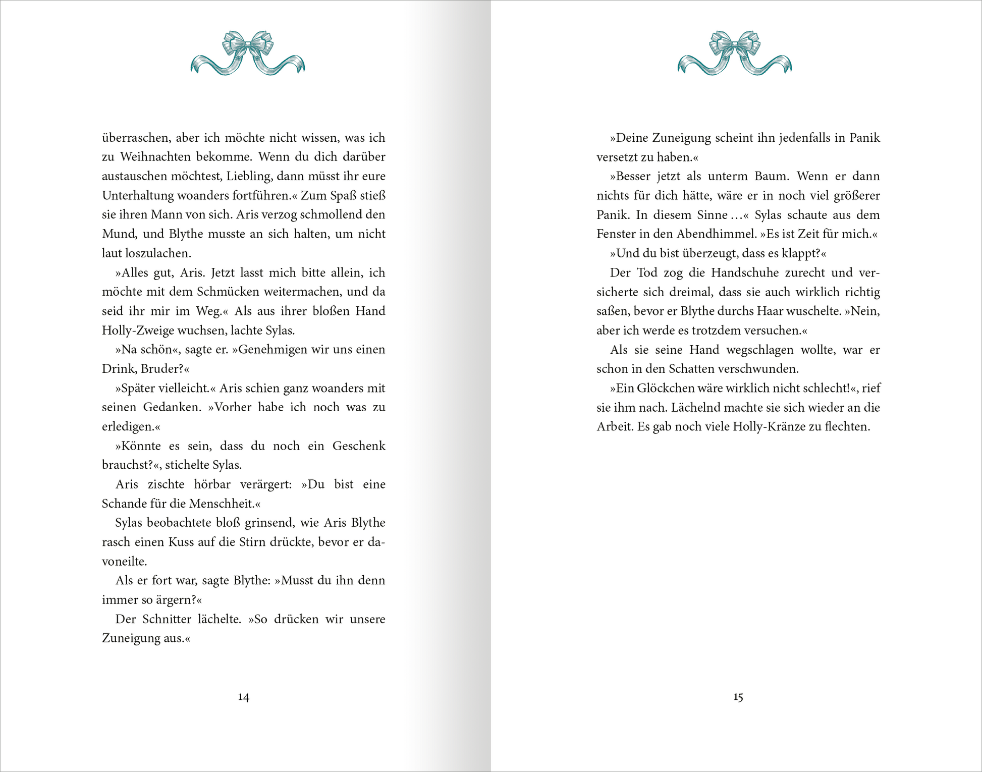 Gezeigt wird eine Innen- oder Zusatzansicht von „Holly – Eine Belladonna-Novelle“. Die Doppelseite präsentiert einen klaren, gut lesbaren Text in einer eleganten Serifenschrift. Der Hintergrund ist in sanften Weißtönen gehalten, während die Seitenränder mit einem zarten, floralen Ornament in einem sanften Türkis dekoriert sind. Die Seitenzahlen sind am unteren Rand platziert. Der gesamte Layoutstil strahlt eine angenehme Lesbarkeit und ansprechende Ästhetik aus.