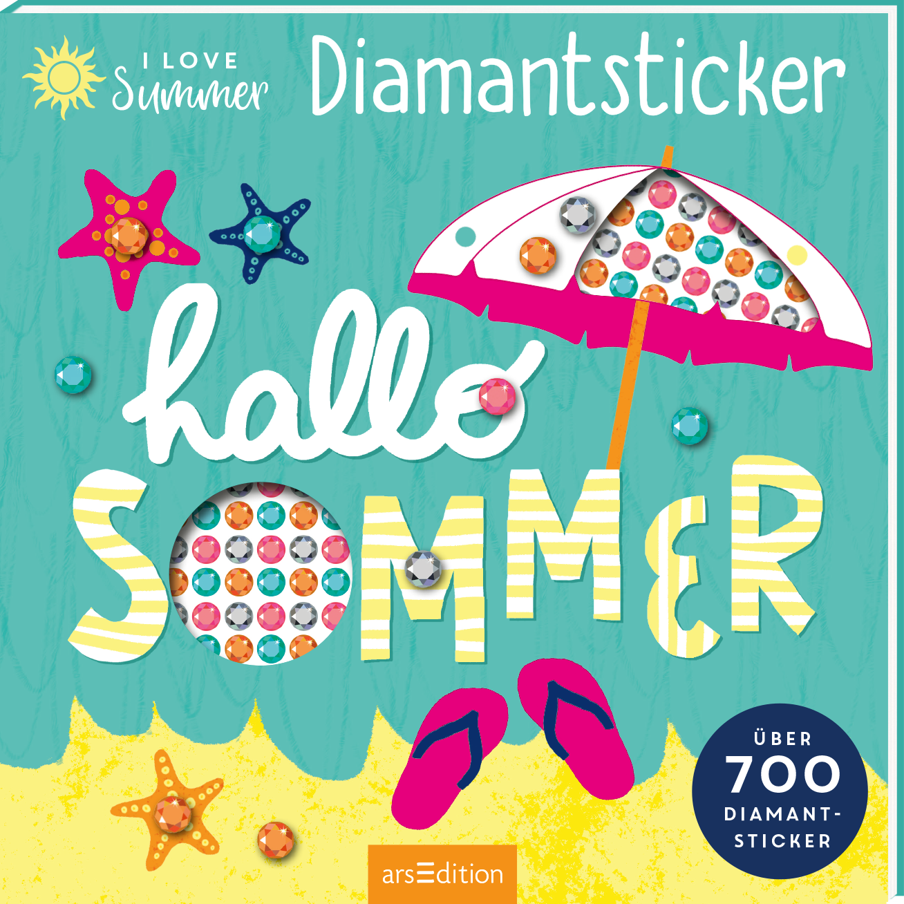 Auf dem Buchcover „I Love Summer Diamantsticker“ dominiert ein fröhliches Hellblau, das mit bunten Sommermotiven wie einem Schirm, Sternen und Flip-Flops akzentuiert ist. In der Mitte steht in verspielter, leuchtender Typografie „hallo SOMMER“, wobei die Buchstaben teilweise mit glitzernden Stickern gestaltet sind. Der Titel „Diamantsticker“ ist oben platziert und hebt die Themen des Buches hervor. Unten rechts befindet sich ein Button mit dem Text „Über 700 Diamant-Sticker“....