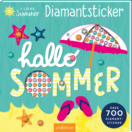 Auf dem Buchcover „I Love Summer Diamantsticker“ dominiert ein fröhliches Hellblau, das mit bunten Sommermotiven wie einem Schirm, Sternen und Flip-Flops akzentuiert ist. In der Mitte steht in verspielter, leuchtender Typografie „hallo SOMMER“, wobei die Buchstaben teilweise mit glitzernden Stickern gestaltet sind. Der Titel „Diamantsticker“ ist oben platziert und hebt die Themen des Buches hervor. Unten rechts befindet sich ein Button mit dem Text „Über 700 Diamant-Sticker“....