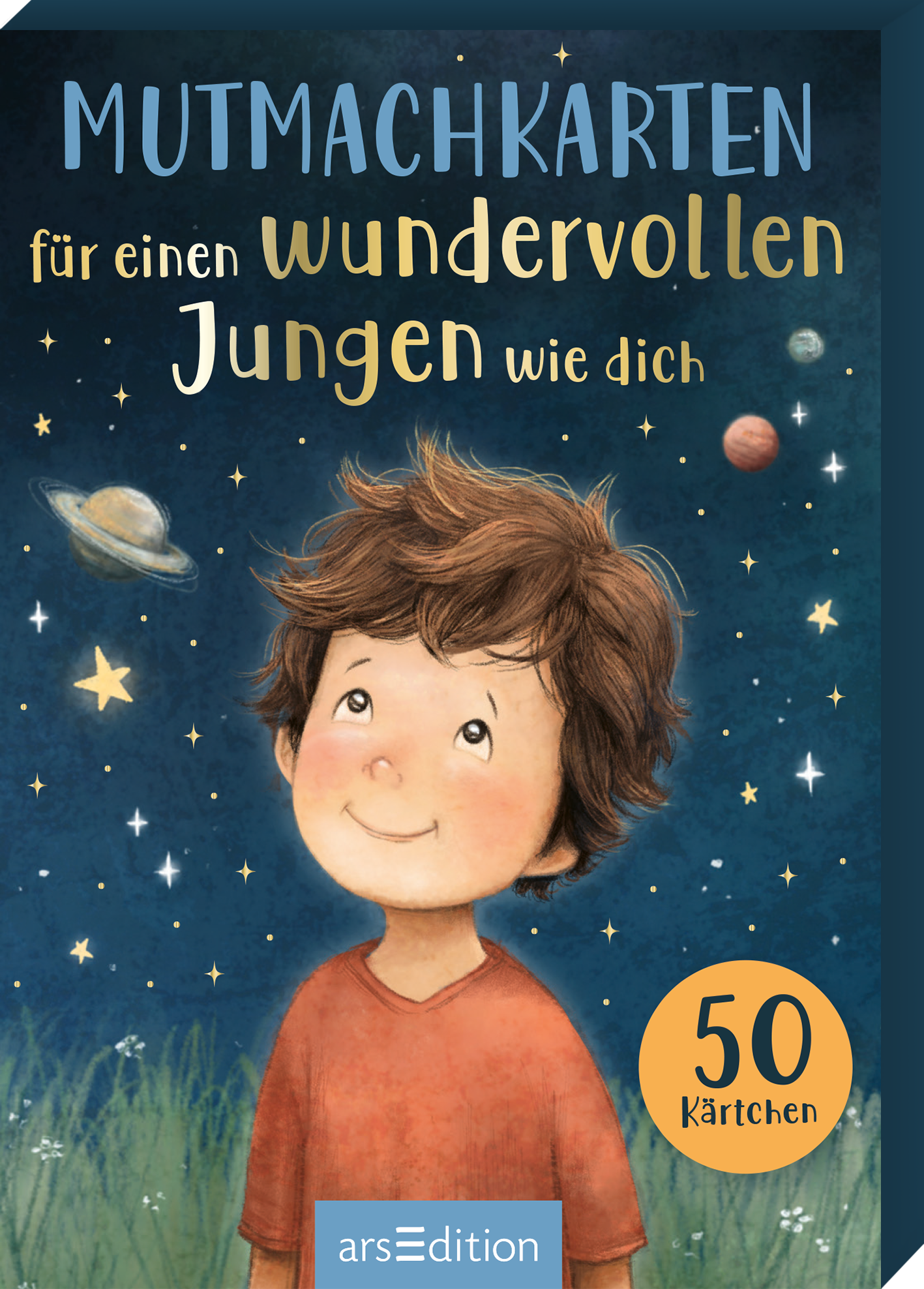 Das Buchcover zeigt einen lächelnden Jungen mit braunen, lockigen Haaren vor einem traumhaften Nachthimmel, der mit funkelnden Sternen und Planeten geschmückt ist. In der oberen Bildhälfte steht in großen, bunten Buchstaben „ MUTMACHKARTEN für einen wunder-vollen Jungen wie dich“. Unten rechts ist die Zahl „50“ in einem Kreis abgebildet, die auf die Anzahl der Karten hinweist. Ganz unten mittig steht der Logoschriftzug von arsEdition.
