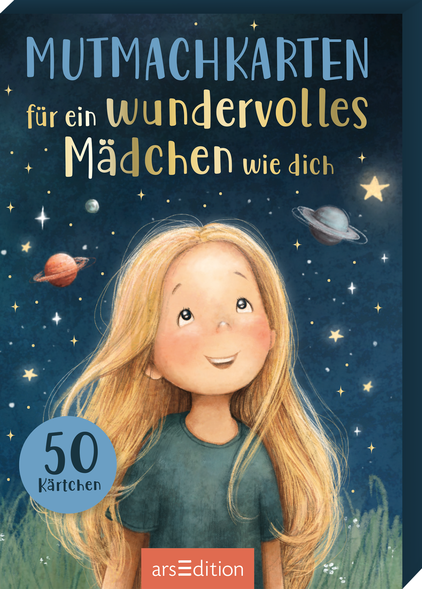 Das Buchcover zeigt ein fröhliches Mädchen mit langen, blonden Haaren und einem leuchtenden Lächeln, das vor einem tiefblauen Nachthimmel steht, durchsetzt mit glitzernden Sternen und Planeten. Der Titel „Mutmachkarten für ein wundervolles Mädchen wie dich“ ist in harmonischen, gelben und weißen Buchstaben gestaltet. In der unteren linken Ecke befindet sich ein Button mit der Aufschrift „50 Karten“. Ganz unten mittig steht der Logoschriftzug von arsEdition.