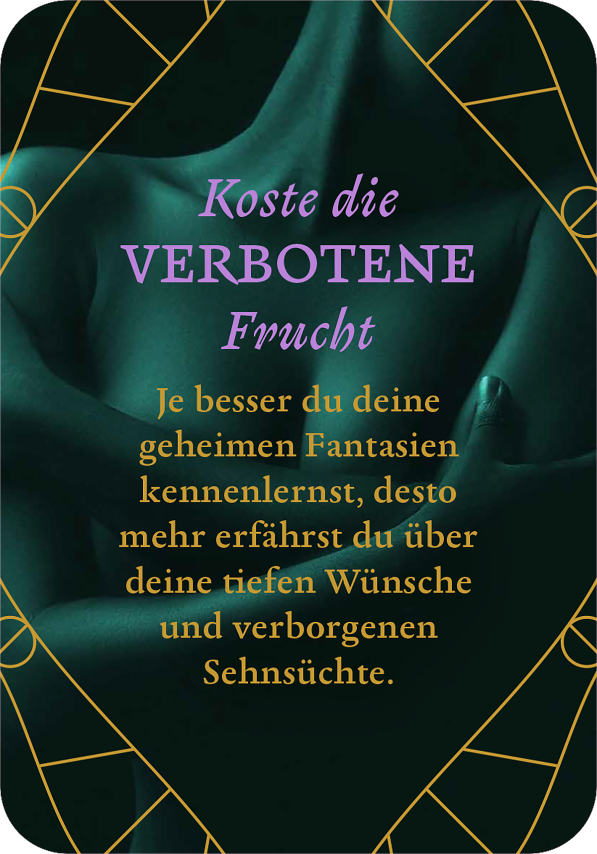 Gezeigt wird eine Innen- oder Zusatzansicht von „Das kleine Erotik-Orakel“. Der Hintergrund ist in einem tiefen Grünton gehalten, der eine geheimnisvolle Atmosphäre schafft. Überlagert ist der Text „Koste die VERBOTE Frucht“ in einer eleganten lila Schriftart, die sich von dem dunklen Hintergrund abhebt. Darunter befindet sich in goldener Schrift der Begleittext, der die Themen Fantasie und Sehnsüchte anspricht. Die Gestaltung wird von einem geometrischen Muster in Gold eingerahmt.