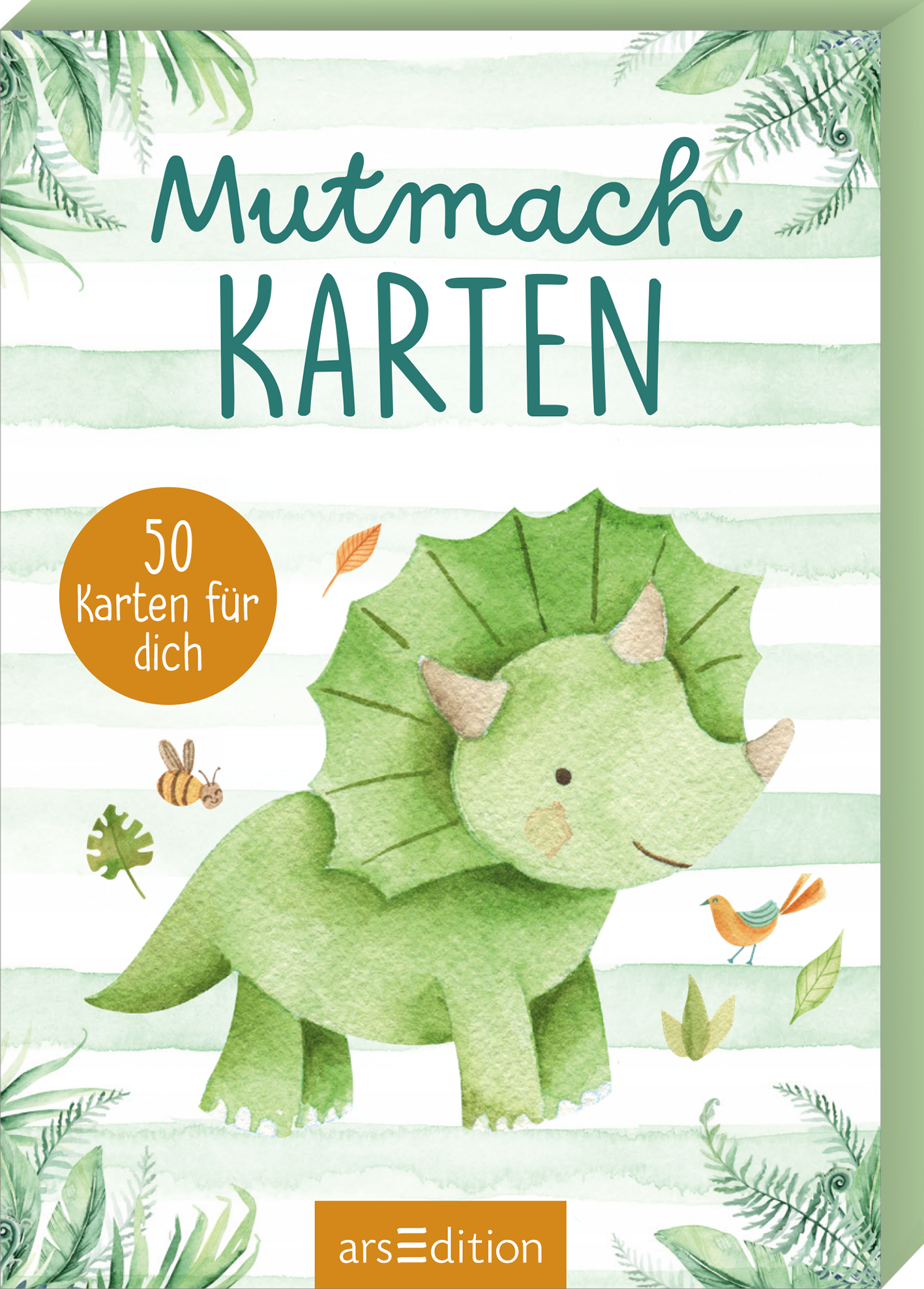 Das Buchcover zeigt einen freundlichen, grünen Triceratops, der im Vordergrund steht und fröhlich lächelt. Im Hintergrund sind sanfte, pastellfarbene Streifen in verschiedenen Grüntönen, umgeben von zarten, handgezeichneten Pflanzenmotiven. Der Titel „Mutmach KARTEN“ ist in einer lockeren, verspielten Schrift in dunkelblau oben platziert. In einem orangefarbenen Kreis steht „50 Karten für dich“. Ganz unten mittig steht der Logoschriftzug von arsEdition.