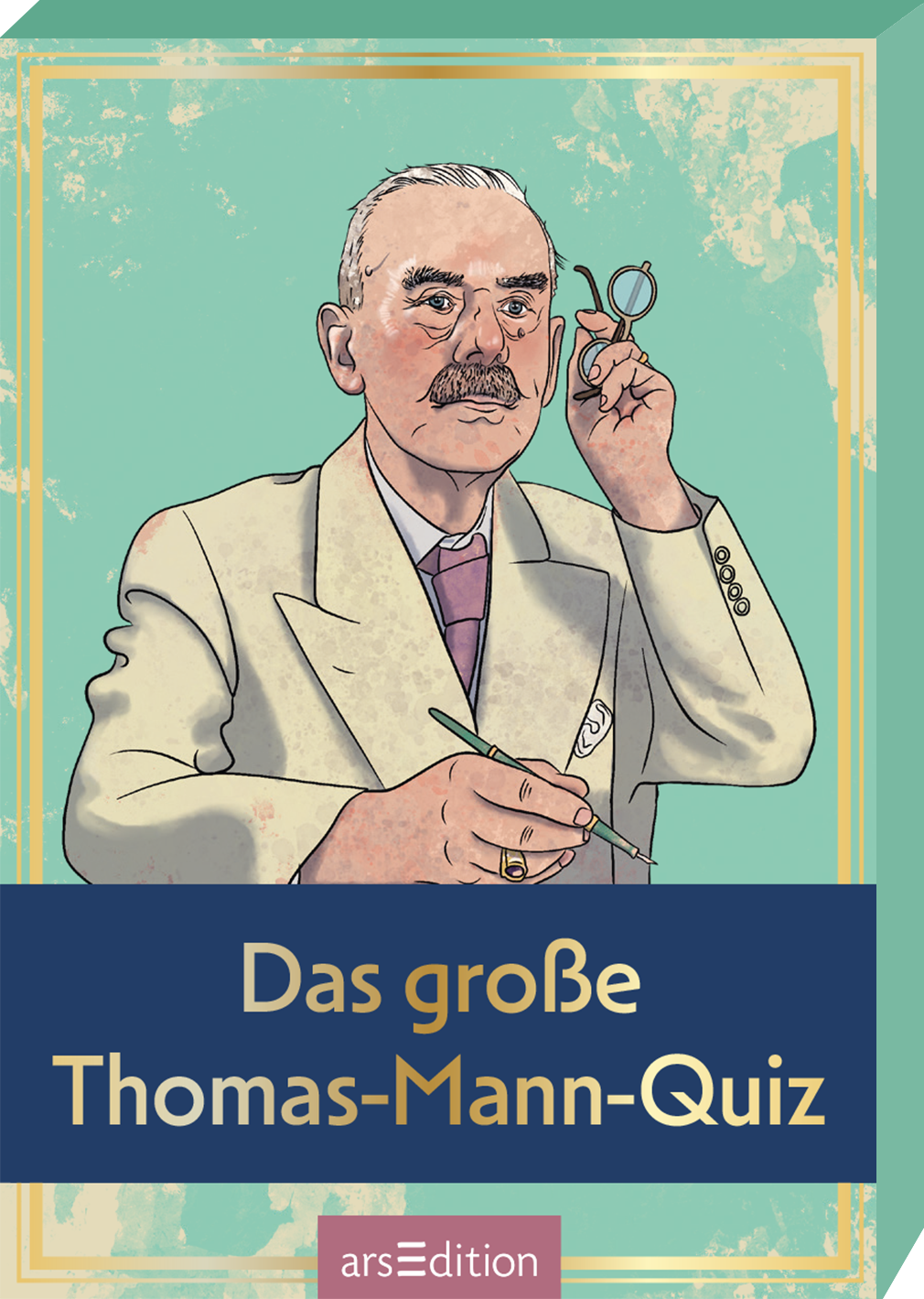 Auf dem Buchcover ist eine illustrierte Darstellung von Thomas Mann zu sehen, der in einem hellen Anzug und mit einer Brille in der Hand nachdenklich wirkt. Der Hintergrund ist in einem sanften Mintgrün gehalten, was eine ruhige Atmosphäre erzeugt. Der Titel „Das große Thomas-Mann-Quiz“ ist in großer, goldener Schrift auf dunkelblauem Grund platziert. Ganz unten mittig steht der Logoschriftzug von arsEdition.