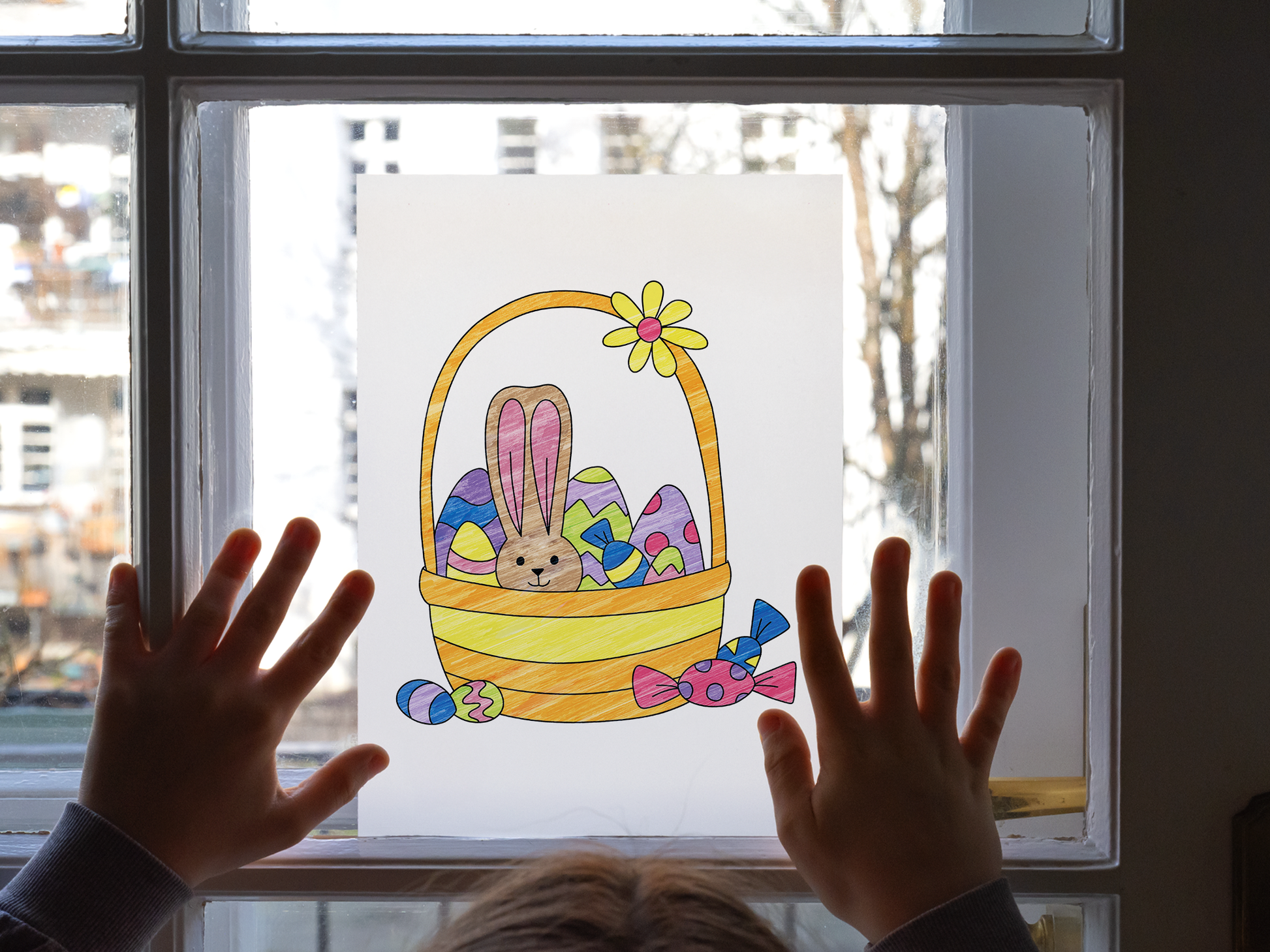 Gezeigt wird eine Innen- oder Zusatzansicht von „Ausmal-Fensterbilder Ostern“. Das Bild zeigt einen bunten Osterkorb mit einem niedlichen Hasen und verschiedenen bemalten Eiern. Die Farben sind fröhlich und leuchtend, darunter Gelb, Blau, Pink und Grün. Zudem ist eine gelbe Blume mit einer grünen Blüte abgebildet. Die Typografie ist klar und verspielt, passend zum fröhlichen Thema des Osterfestes.