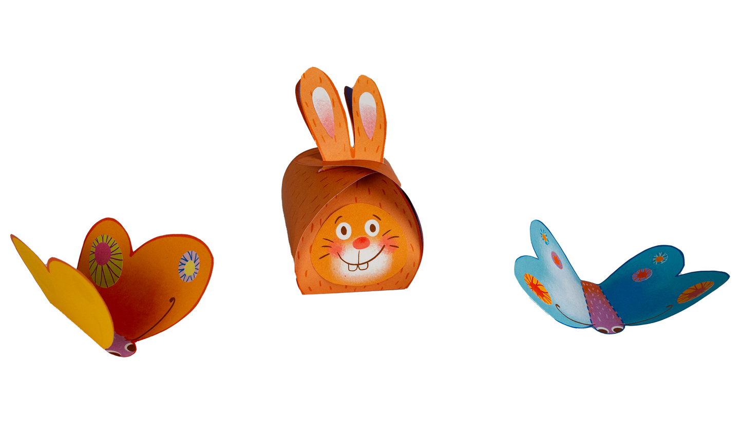 Gezeigt wird eine Innen- oder Zusatzansicht von „Mein erstes Sticker-Bastelheft – Ostern“. Die Darstellung zeigt mehrere bunt gestaltete Bastelobjekte, darunter einen auffälligen orangefarbenen Hasen mit aufgestellten Ohren und ein paar farbenfrohe Schmetterlinge in Blau und Gelb. Die Elemente sind mit fröhlichen, kindgerechten Mustern und Blumen verziert, was eine lebhafte und einladende Atmosphäre schafft.