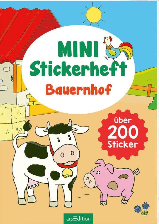 Auf dem Cover ist ein hellblauer Hintergrund zu sehen, dominiert von einer roten Scheune und strahlender Sonne. In der Mitte steht der Titel „MINI Stickerheft Bauernhof“ in großen, bunten Buchstaben. Zwei niedliche Kühe, eine schwarz-weiße und eine rosa, stehen vorne, umgeben von Heuballen und einem angrenzenden Zaun. Ein Huhn mit buntem Kamm ist oben abgebildet. In einem roten Banner steht „über 200 Sticker“. Ganz unten mittig steht der Logoschriftzug von arsEdition.