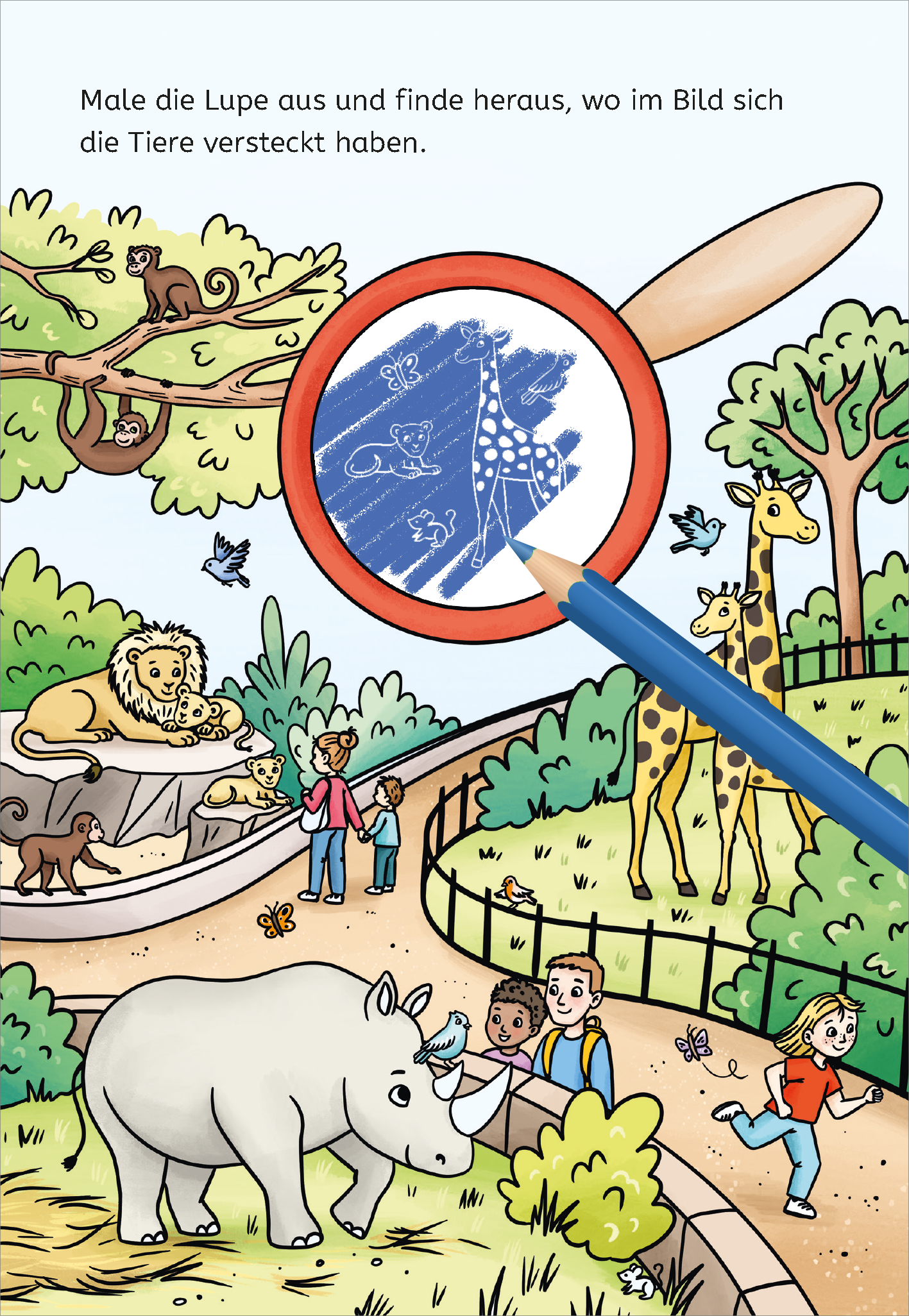 Gezeigt wird eine Innen- oder Zusatzansicht von „Zauberbilder-Rätsel – Tiere“. Die Illustration zeigt eine lebendige Zoo-Szene mit verschiedenen Tieren wie einem Löwen, einem Nashorn und Giraffen. Im Vordergrund sieht man eine Lupe, die mit blauem Stift ausgemalt wurde, um mit Zauberlack verborgene Tiere sichtbar zu machen. Die Farben sind bunt und einladend, wobei hauptsächlich Grün- und Blautöne dominieren.