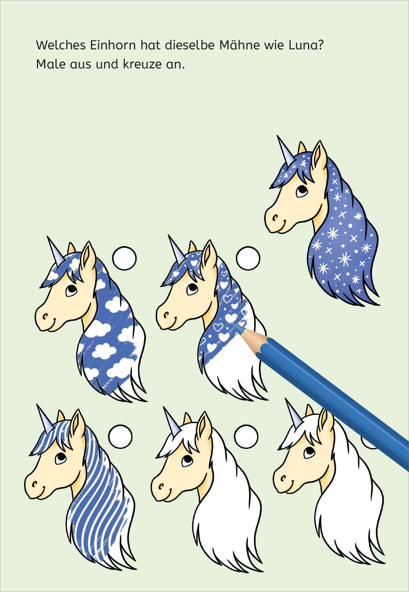 Gezeigt wird eine Innen- oder Zusatzansicht von „Zauberbilder-Rätsel – Einhörner“. Die Seite zeigt verschiedene stilisierte Einhorn-Köpfe, jeweils mit einzigartigen Mähnen in Blau- und Weißtönen, darunter Wolken- und Sternenmuster. Eine farbige Buntstiftspitze weist auf eine interaktive Aufgabenstellung hin. Der Hintergrund ist in sanftem Hellgrün gehalten, während der Aufgabentext in einer klaren, verspielten Schriftart oben platziert ist.