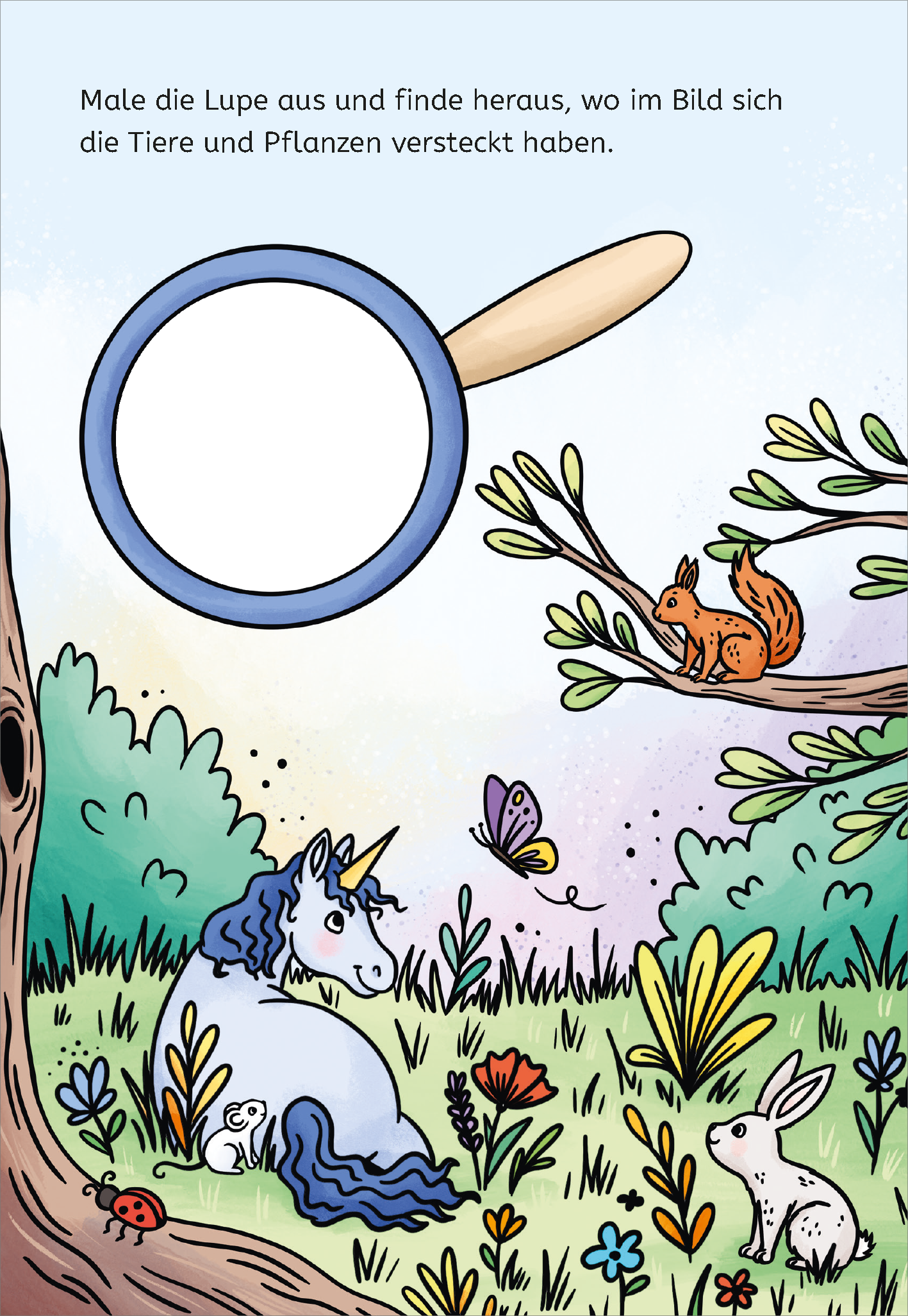 Gezeigt wird eine Innen- oder Zusatzansicht von „Zauberbilder-Rätsel – Einhörner“. Das Bild zeigt einen fantasievollen Wald mit bunten Pflanzen und Tieren. In der Mitte befindet sich eine große Lupe mit einem blauen Rand, die dazu einlädt, versteckte Elemente zu finden. Ein Einhorn in sanften Farben liegt im Vordergrund, während ein Kaninchen und ein Eichhörnchen in der Umgebung sichtbar sind. Die Typografie ist verspielt und kindgerecht gestaltet.