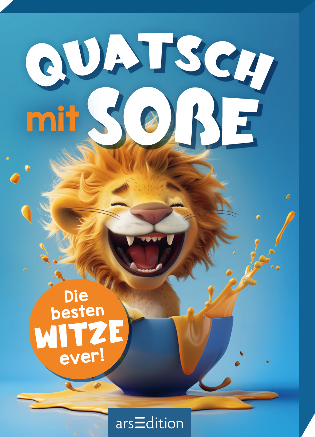 Zu sehen ist die 3D-Ansicht der Kartenbox. Das Cover zeigt einen fröhlichen Löwen, der in eine Schüssel mit Soße hüpft und dabei sichtlich Spaß hat. Der Hintergrund ist in einem hellen Blau gehalten, was eine heitere Atmosphäre schafft. Der Titel „QUATSCH mit SOßE“ ist in großen, weißen Buchstaben platziert. Unten links ist ein runder, orangefarbener Button mit dem Text „Die besten WITZE ever!“. Ganz unten mittig steht der Logoschriftzug von arsEdition.