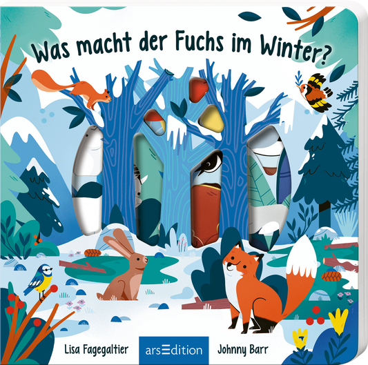 Das Buchcover zeigt eine bunte Winterlandschaft mit stilisierten, blauen Bäumen im Hintergrund. Im Vordergrund sind verschiedene Tiere, darunter ein Fuchs mit orangefarbenem Fell, ein Kaninchen und ein Specht, abgebildet. Die Titelüberschrift „Was macht der Fuchs im Winter?“ ist in fröhlicher Schriftart gestaltet und hebt sich vom Hintergrund ab. Der Gesamtton ist freundlich und einladend, was die Neugier auf die Geschichte weckt. Ganz unten mittig steht der Logoschriftzug von arsEdition.