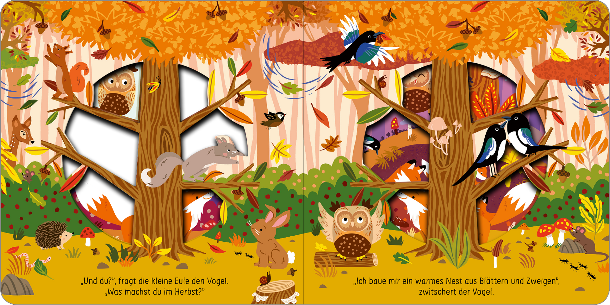 Gezeigt wird eine Innen- oder Zusatzansicht von „Was macht die Eule im Herbst?“. Die Illustration zeigt einen bunten Herbstwald mit einem großen Baum in der Mitte. Auf den Ästen sind verschiedene Tiere wie eine Eule, ein Kaninchen und Vögel abgebildet. Die Farben sind warm und einladend, mit kräftigen Orangetönen und sanften Gelbtönen. Die typografische Gestaltung enthält kindgerechte Schriftzüge in klarer, gut lesbarer Schrift, die den Dialog zwischen den Tieren wiedergeben.