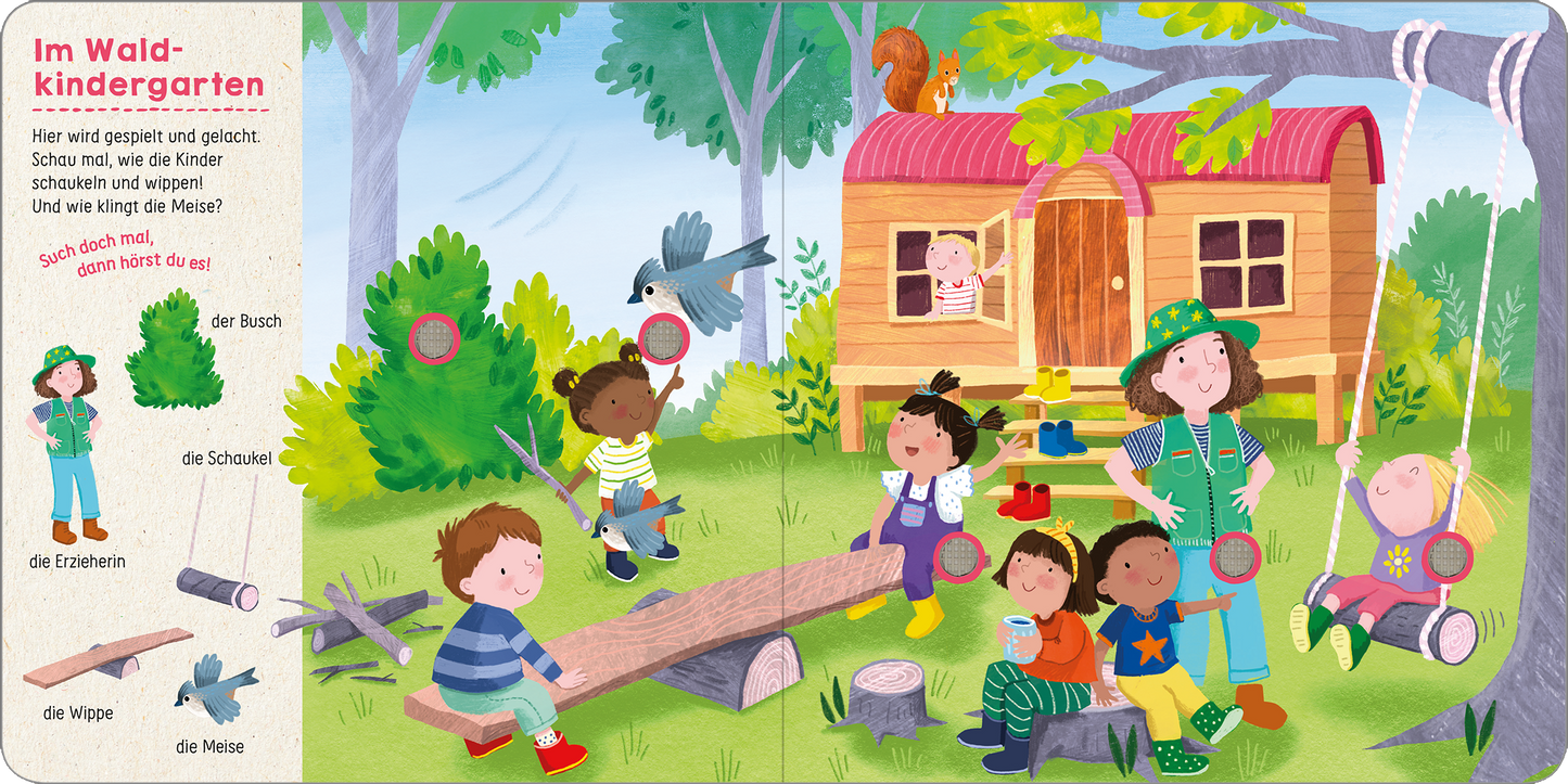 Gezeigt wird eine Innen- oder Zusatzansicht von „Such mal, hör mal! Im Wald“. Die farbenfrohe Illustration zeigt einen Waldkindergarten mit einer Holzhütte im Hintergrund. Eine Gruppe von fröhlichen Kindern spielt im Vordergrund, umgeben von grünen Bäumen und Sträuchern. In verschiedenen Farben sind die Figuren gekleidet, und einige halten Spielzeuge und Arbeitsmaterialien. Die Typografie ist kindgerecht und bunt, ergänzt durch einfache Erklärungen zu den dargestellten Objekten.