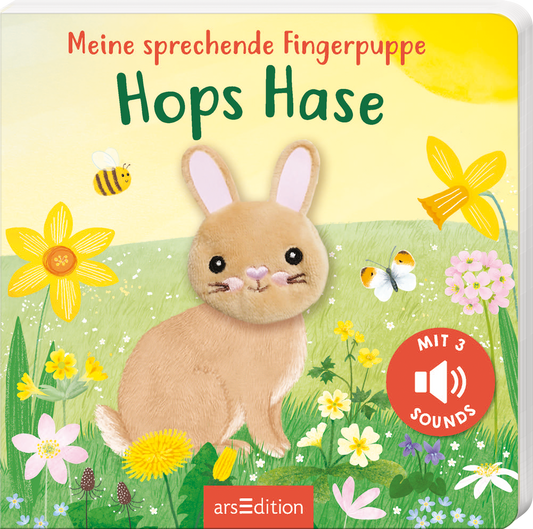 Das Buchcover zeigt den Titel „Hops Hase“ in grüner, handschriftlicher Schrift über einem niedlichen, plüschigen Hasen mit großen Ohren und einem freundlichen Gesichtsausdruck. Umgeben ist der Hase von bunten Frühlingsblumen und fliegenden Insekten, was eine fröhliche, lebendige Atmosphäre schafft. In der unteren rechten Ecke befindet sich ein roter Button mit der Aufschrift „MIT 3 SOUNDS“. Ganz unten mittig steht der Logoschriftzug von arsEdition.