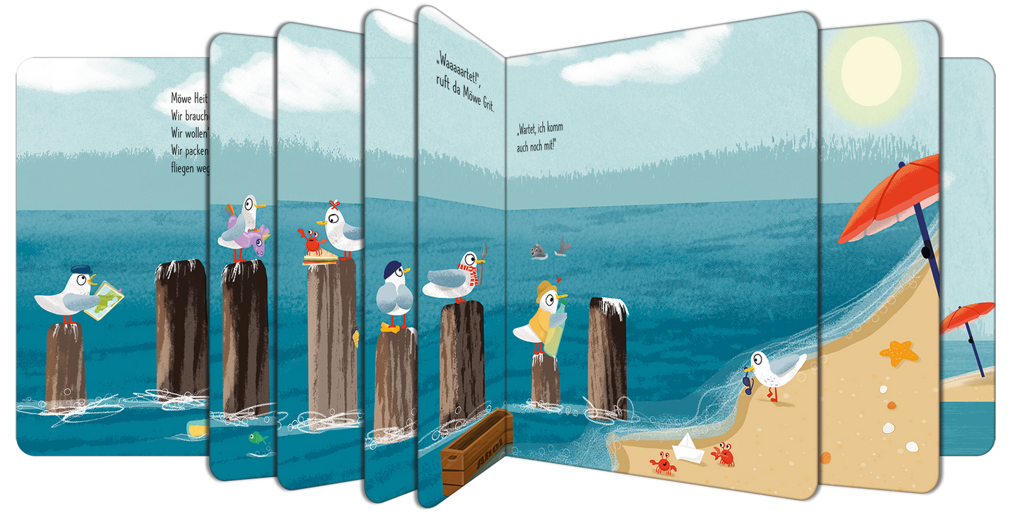 Gezeigt wird eine Innen- oder Zusatzansicht von „7 Möwen fliegen los!“. Die Illustrationen zeigen bunte Möwen, die auf Holzpfählen und am Strand sitzen. Der Himmel ist hellblau mit einigen Wolken, das Wasser glitzert in verschiedenen Blau- und Türkistönen. Auf der linken Seite sind Textzeilen platziert, während auf der rechten Seite eine leuchtend rote Strandliege und Muscheln abgebildet sind. Die fröhliche Schriftart ergänzt das lebendige, einladende Design.