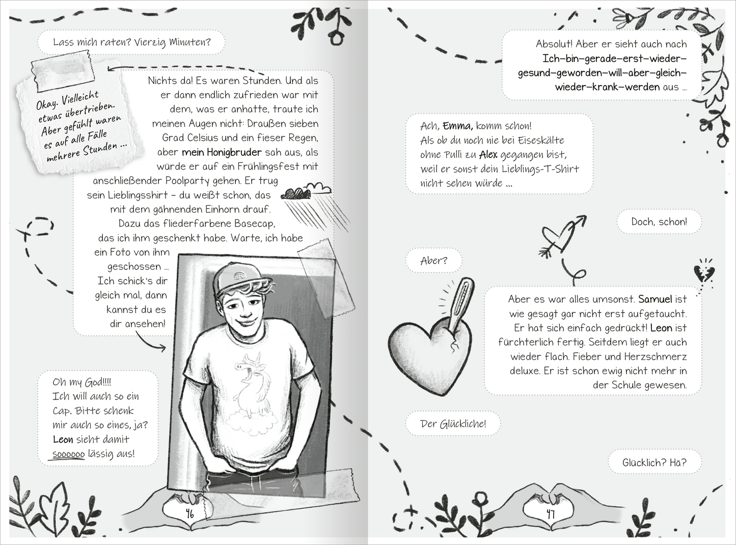 Gezeigt wird eine Innen- oder Zusatzansicht von „PS: Du bist die Schönste!“. Die Seite zeigt eine schwarz-weiß Illustrationsanordnung mit handgezeichneter Typografie. Auf der linken Seite ist ein Junge in einem lockeren T-Shirt und einer Baseballcap zu sehen, daneben ein Foto von ihm. Die rechte Seite enthält Sprechblasen mit dialogartigen Texten in verschiedenen Schriftgrößen, die eine lebhafte Unterhaltung darstellen. Florale Elemente umrahmen die Seiten und verleihen dem Layout eine...