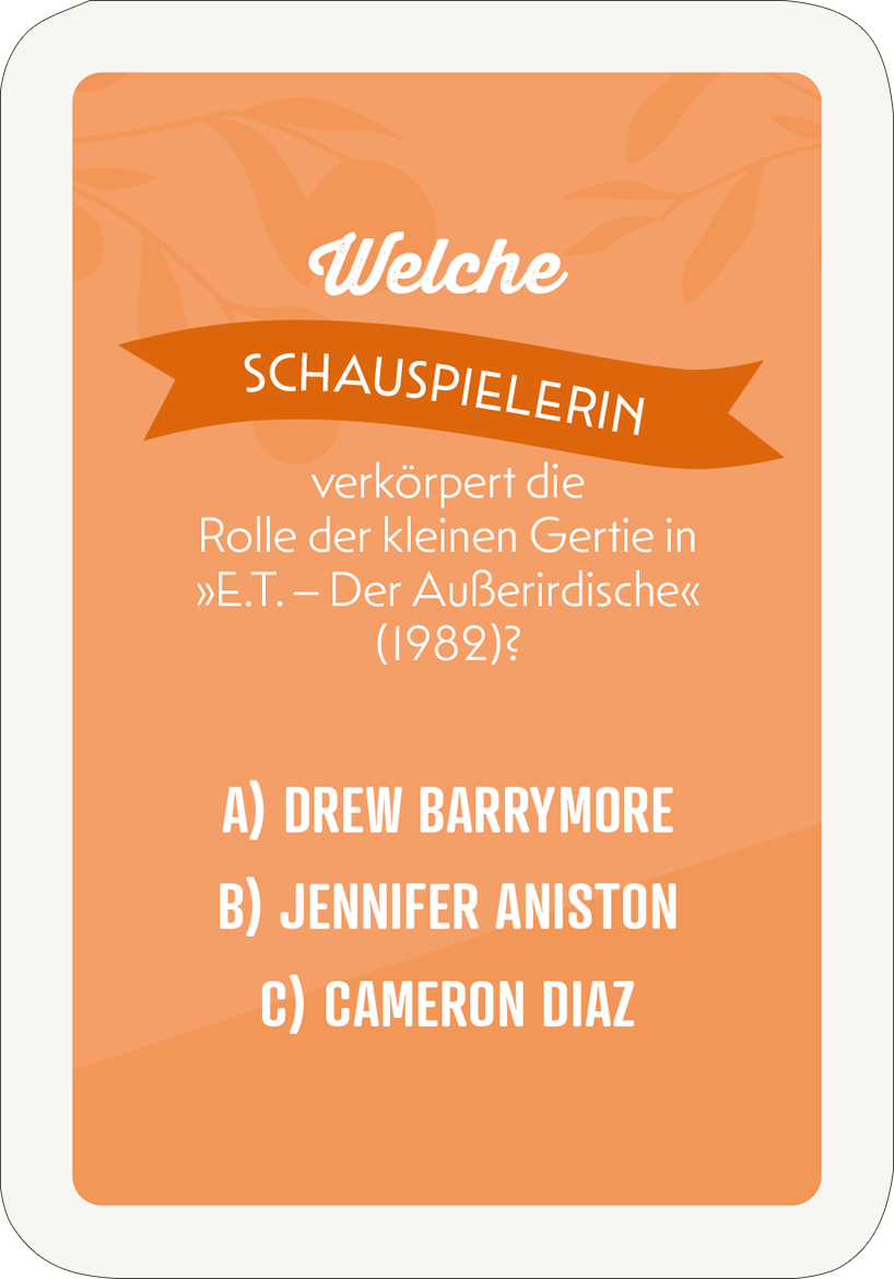 Gezeigt wird eine Innen- oder Zusatzansicht von „Das ultimative Ruhestand-Quiz“. Die Karte hat einen sanften orangefarbenen Hintergrund, der eine entspannte Atmosphäre schafft. Oben steht in verspielter Schrift „Welche Schauspielerin“, gefolgt von einem abgerundeten Banner in einem dunkleren Orange, das den Text „verkleidet die Rolle der kleinen Gertie in ›E.T. – Der Außerirdische‹ (1982)?“ hervorhebt. Darunter sind die Antwortmöglichkeiten A) DREW BARRYMORE, B) JENNIFER...