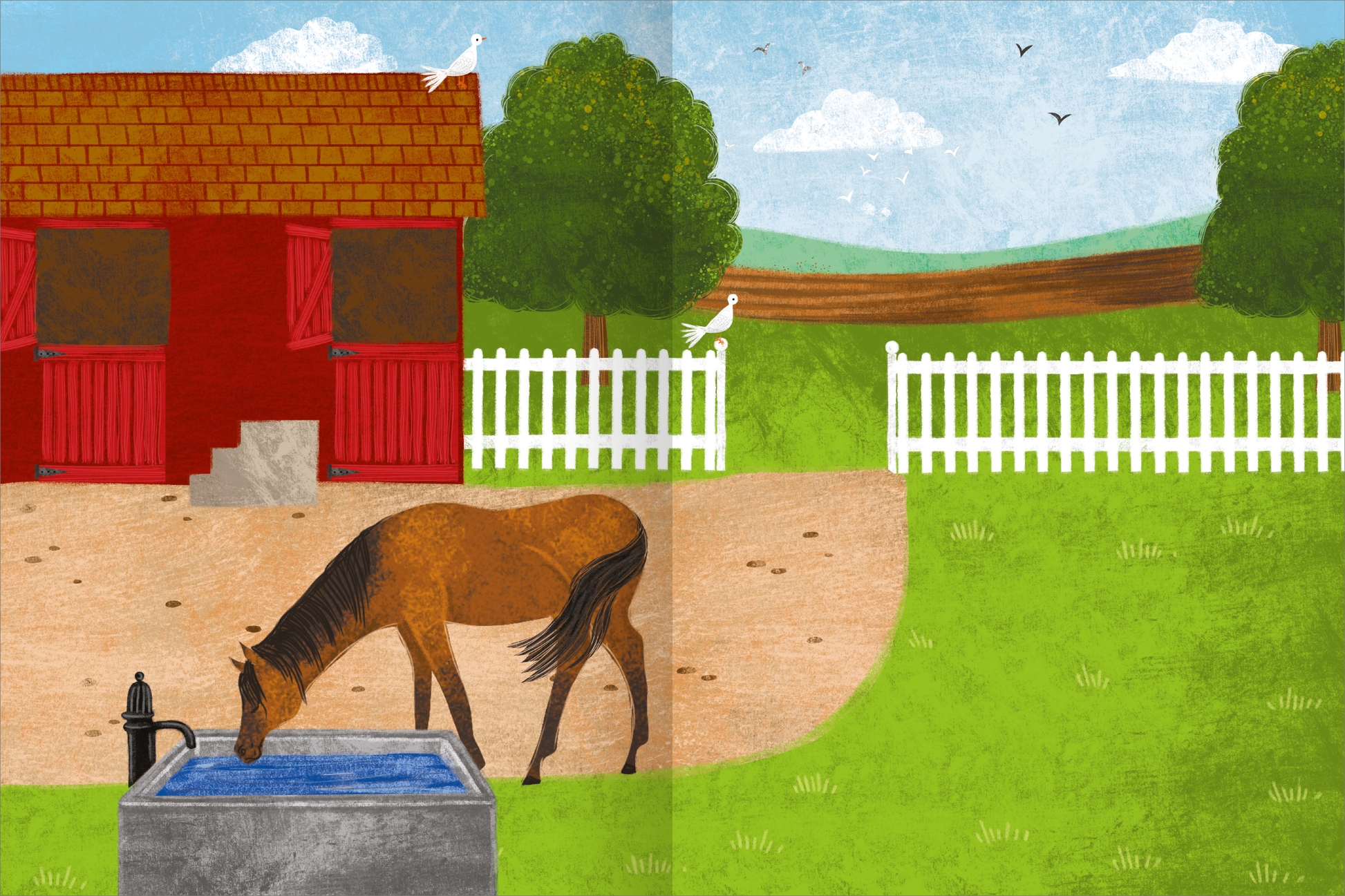 Gezeigt wird eine Innen- oder Zusatzansicht von „Mein Pferde-Stickerheft“. Im Vordergrund steht ein braunes Pferd, das aus einem Wassertrog trinkt. Im Hintergrund ist ein rotes Stallgebäude mit zwei offenen Fensterläden zu sehen. Die Landschaft ist grün mit einer weißen Holzlattenzaun und sanften Hügeln. Der Himmel ist hellblau mit einigen Wolken und Vögeln. Die illustrierte Typografie ist verspielt und kindgerecht, unterstützt durch lebendige Farben.