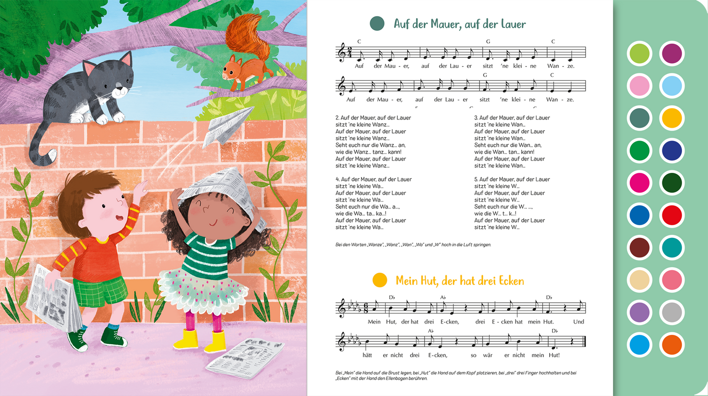 Gezeigt wird eine Innen- oder Zusatzansicht von „Sing mit! Tanzlieder“. Die Illustration zeigt zwei fröhliche Kinder, ein Mädchen mit einer bunten Tüllröcke und ein Junge mit einem gestreiften T-Shirt, die zusammen auf einer Mauer stehen. Hinter ihnen sind ein Kätzchen und ein Eichhörnchen zu sehen. Rechts befindet sich eine Notenleiste für die Lieder „Auf der Mauer, auf der Lauer“ und „Mein Hut, der hat drei Ecken“, umrahmt von hellen, freundlichen Farben. Die Schrift ist...