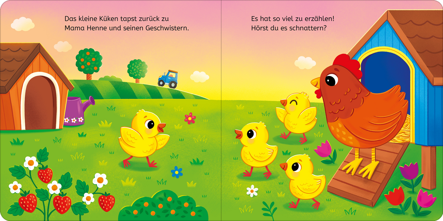 Gezeigt wird eine Innen- oder Zusatzansicht von „Hallo, kleines Küken!“. Die farbenfrohe Illustration zeigt eine fröhliche Szene mit einem kleinen Küken, das zu Mama Henne und seinen Geschwistern tapst. Der Hintergrund ist in sanften Grüntönen gehalten und zeigt eine Wiese mit bunten Blumen, einem roten Hühnerhaus und einem blauen Traktor. Die Typografie ist groß und gut leserlich, mit fröhlichen, einladenden Texten in einem kindgerechten Stil.