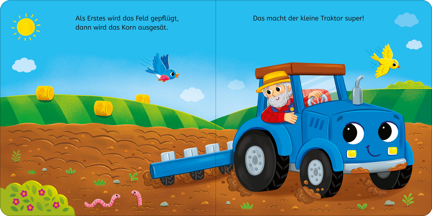 Gezeigt wird eine Innen- oder Zusatzansicht von „Los geht’s, kleiner Traktor!“. Die Illustration zeigt einen fröhlichen, blau-lackierten Traktor mit großen, lächelnden Augen. Auf dem Traktor sitzt ein älterer Mann mit einem gelben Hut und rotem Oberteil. Im Hintergrund sind grüne Felder, gelbe Heuballen und ein sonniger Himmel mit vereinzelten Wolken sowie bunten Vögeln dargestellt. Die Schrift ist in einer kindgerechten, bunten Typografie gehalten und vermittelt eine freundliche...